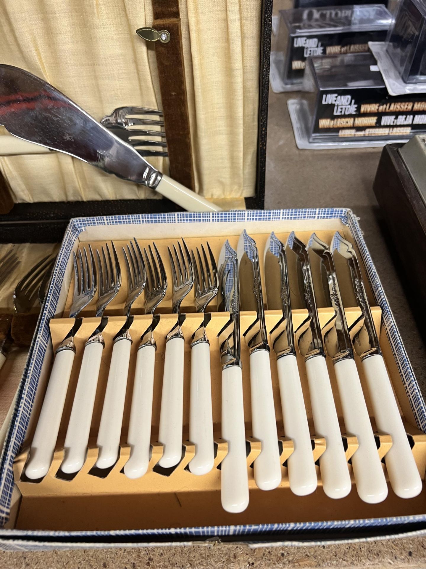 A VINTAGE BOXED CANTEEN OF CUTLERY PLUS A BOXED KNIFE AND FORK SET - Image 2 of 4