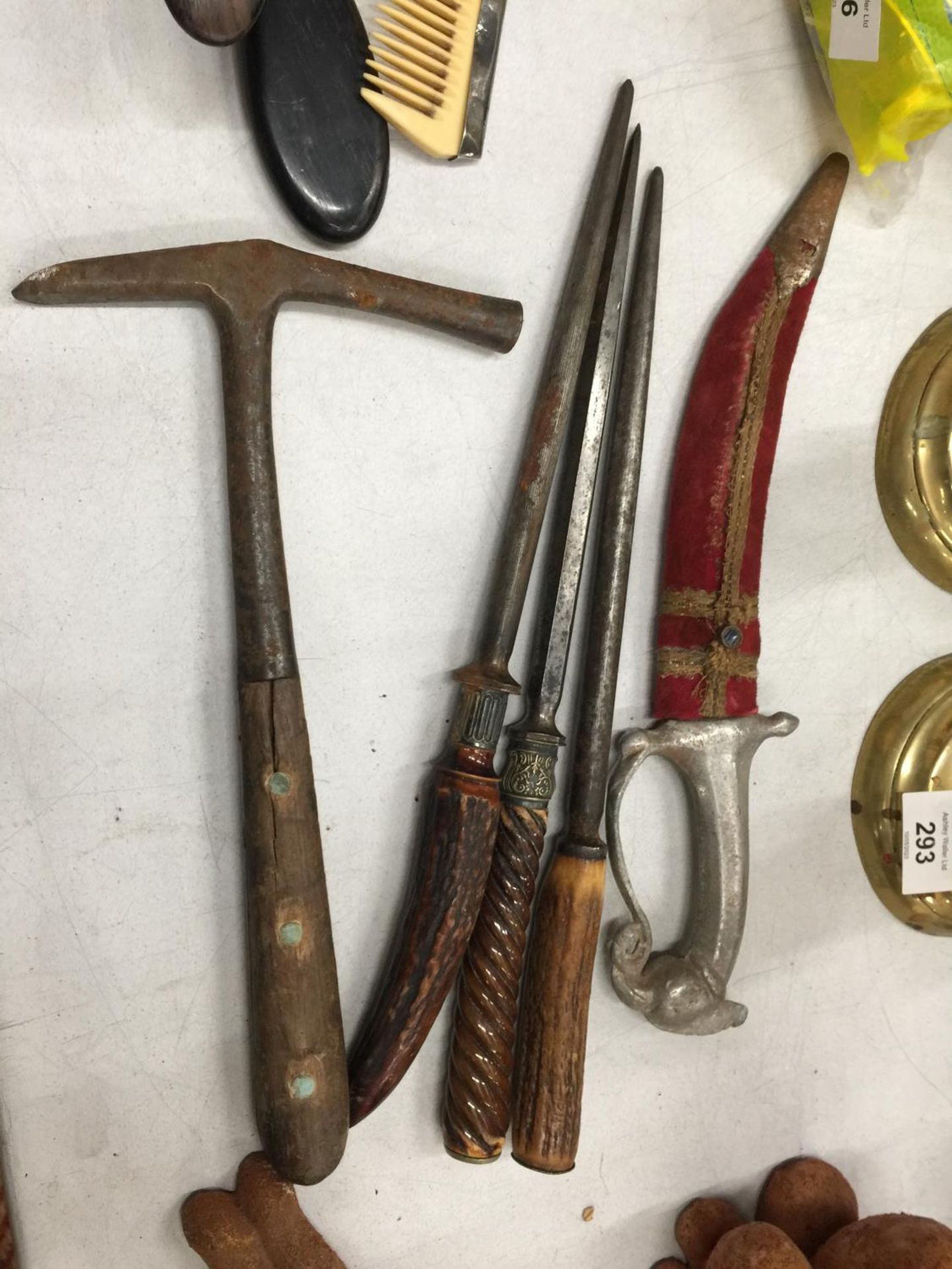 A QUANTITY OF VINTAGE TOOLS TO INCLUDE A ROBERTS HAMMER PLUS AN ASIAN STYLE DAGGER IN A SHEATH