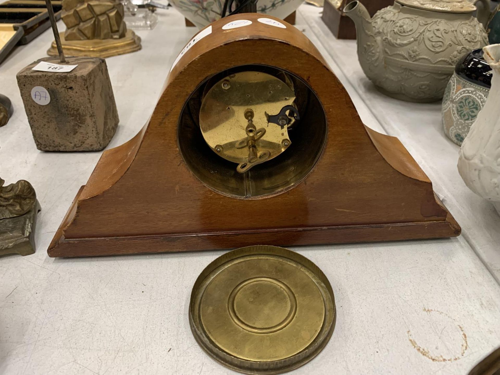 AN INLAID EDWARDIAN MANTLE CLOCK WITH A WIND UP MECHANISM - Image 3 of 3