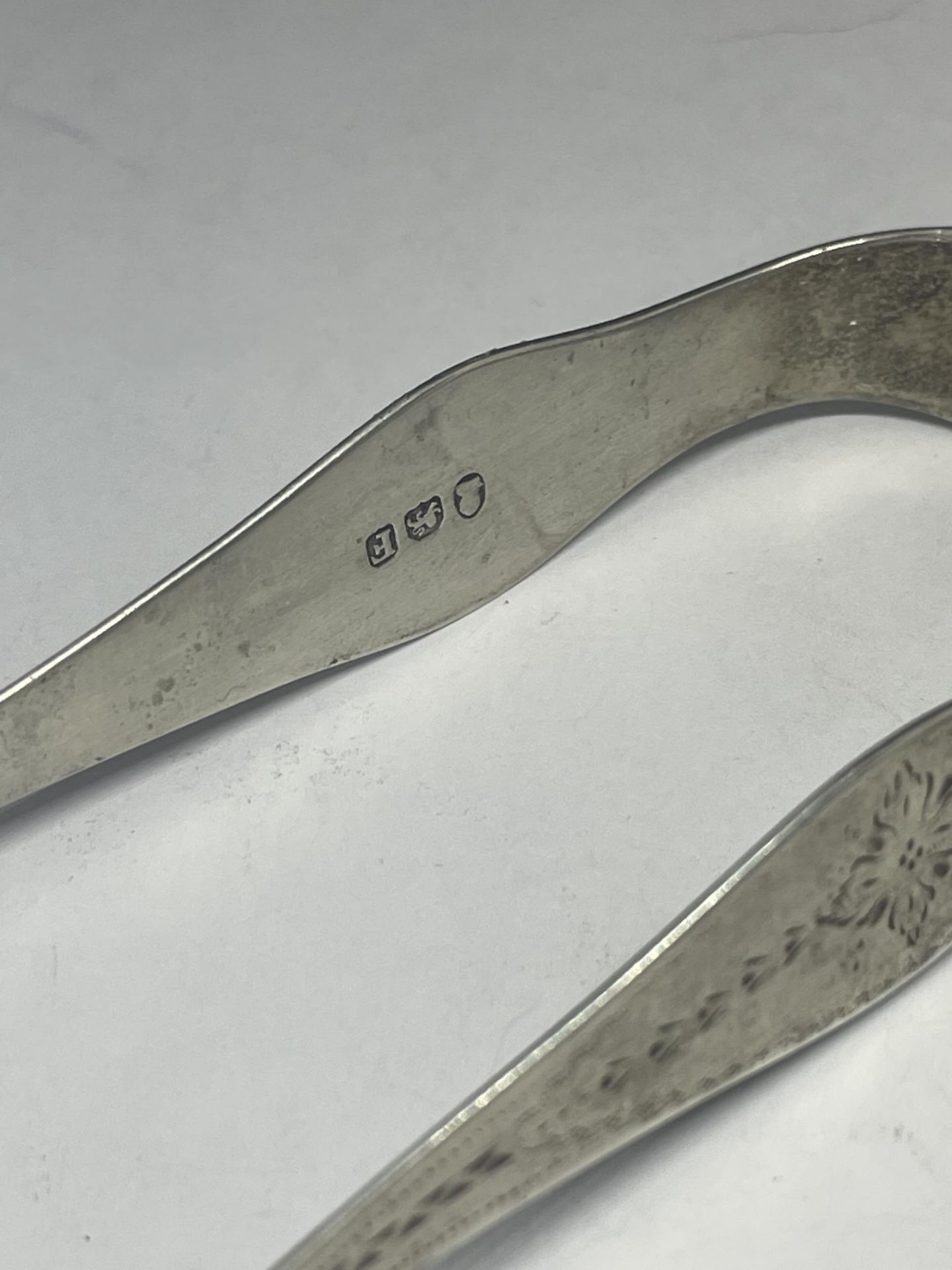 A PAIR OF GEORGIAN SILVER TONGS AND A SILVER HANDLED FORK - Image 3 of 4