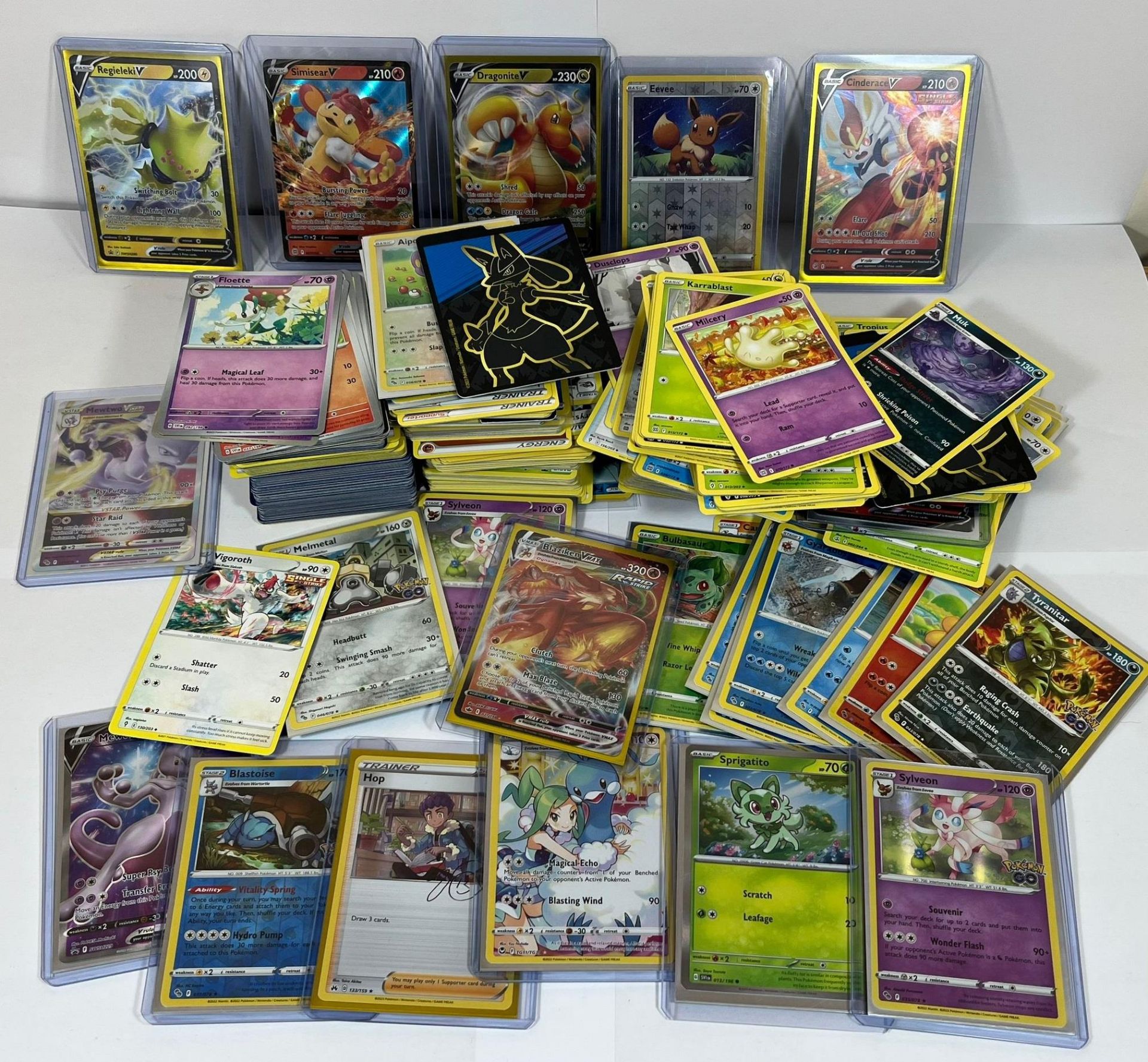 A LARGE COLLECTION OF APPROXIMATELY 500 POKEMON CARDS, V CARDS, HOLOS ETC