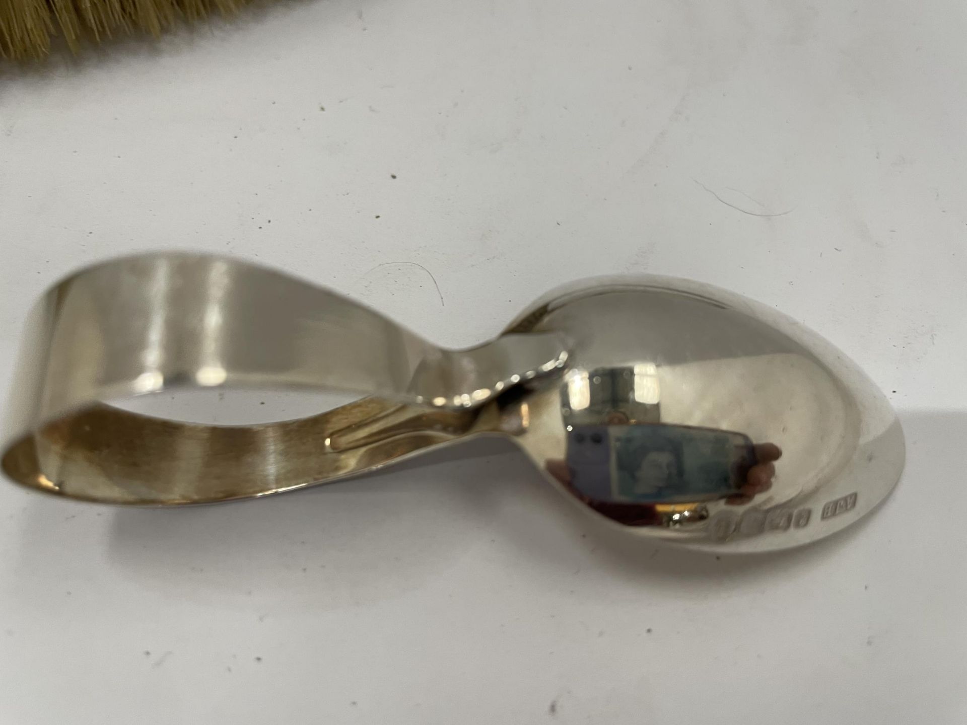 A HALLMARKED SILVER BABY'S SPOON AND SILVER BACKED BRUSH - Image 2 of 5