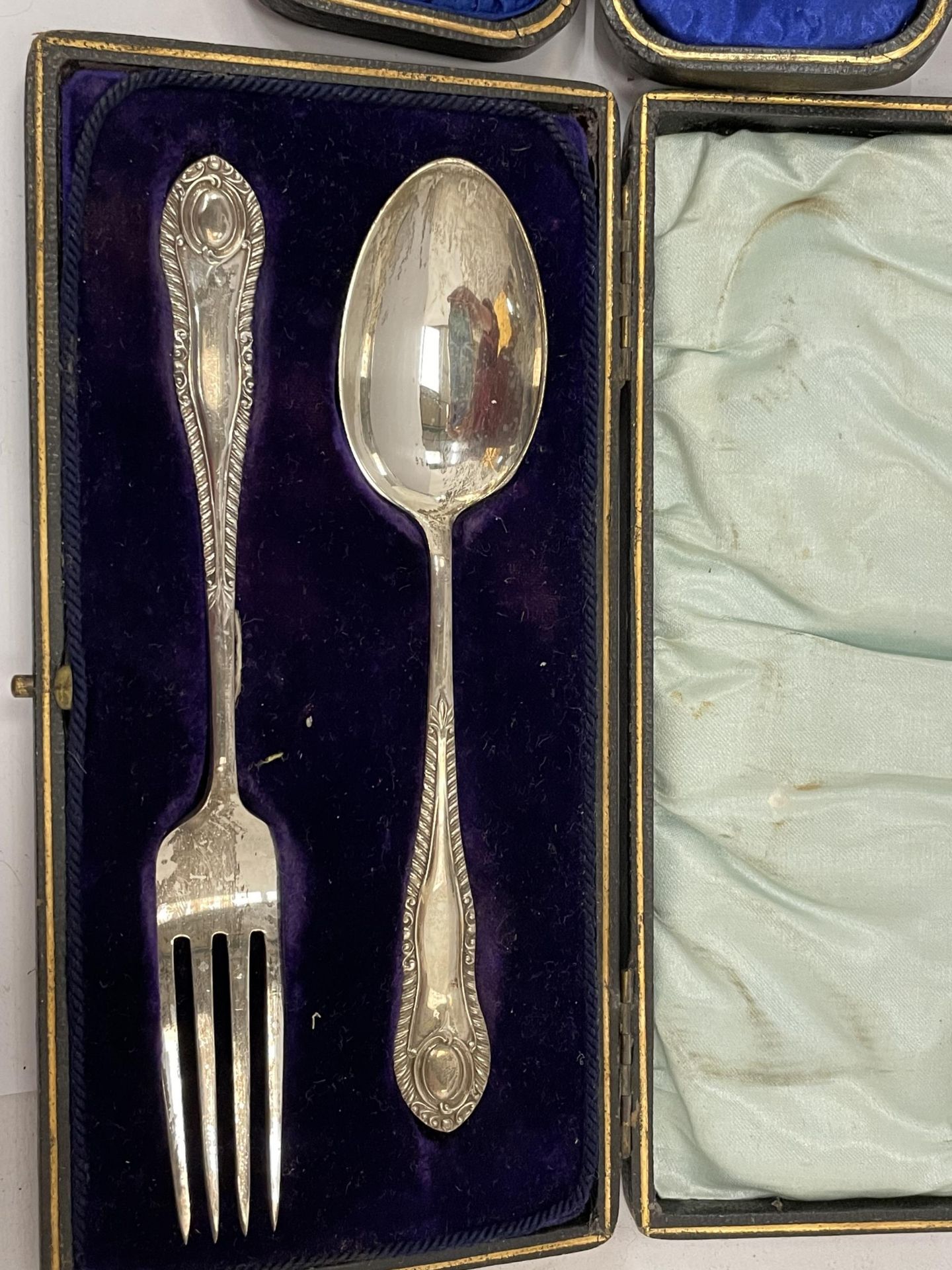 A COLLECTION OF SILVER ITEMS, CASED SPOON, CASED SPOON AND FORK CHRISTENING SET AND FURTHER SPOON, - Image 4 of 7