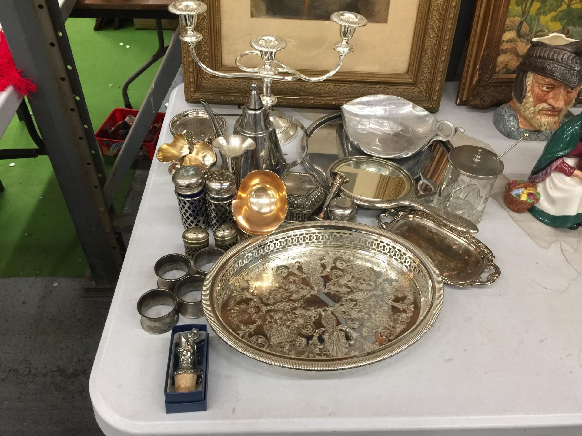 A LARGE QUANTITY OF SILVER PLATED ITEMS TO INCLUDE A CANDLEABRA, CRUETS, TRAYS, A HAND MIRROR,