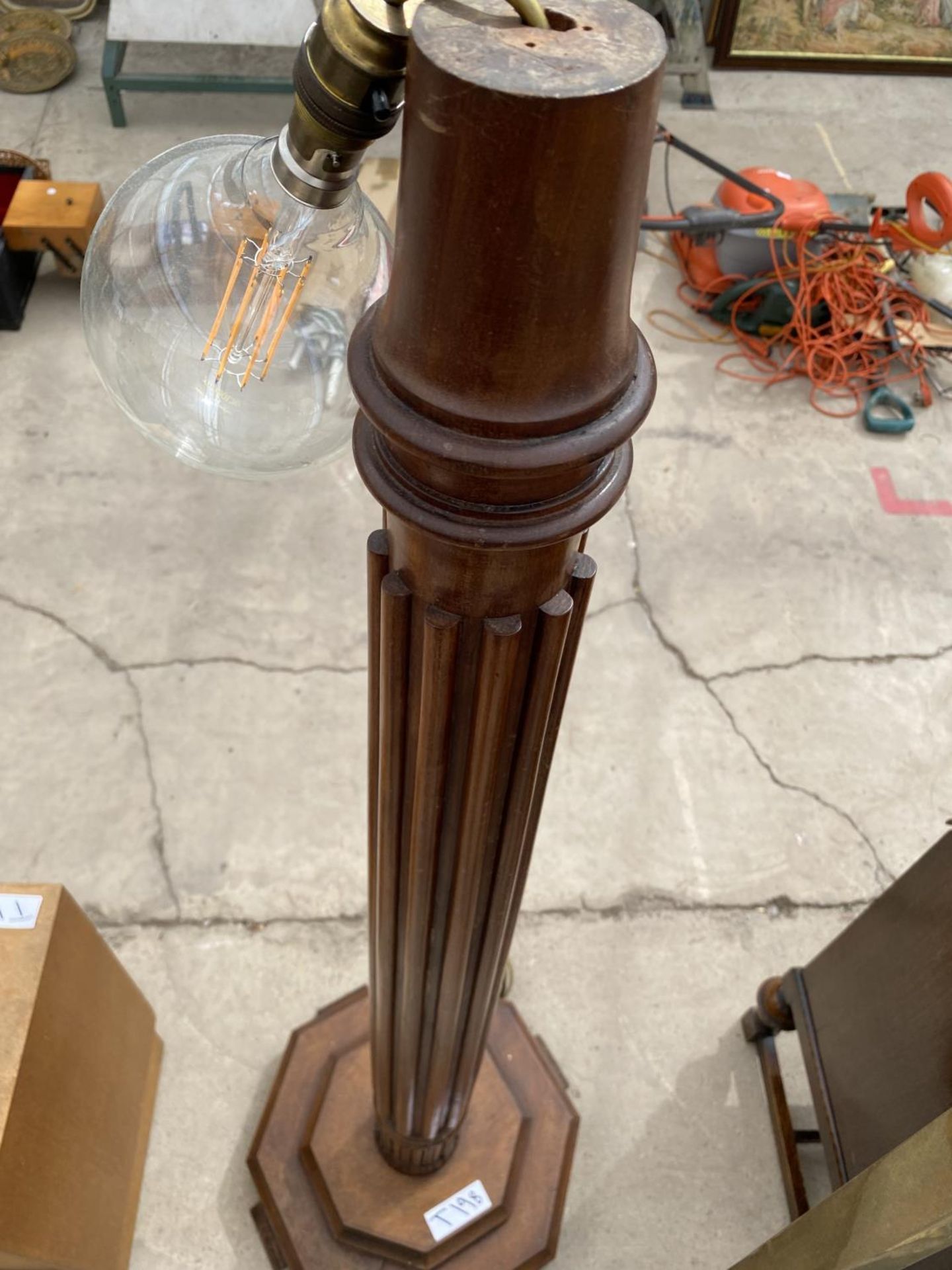 A MAHOGANY STANDARD LAMP ON TAPERED AND FLUTED COLUMN, ON STEPPED BASE - Image 3 of 4