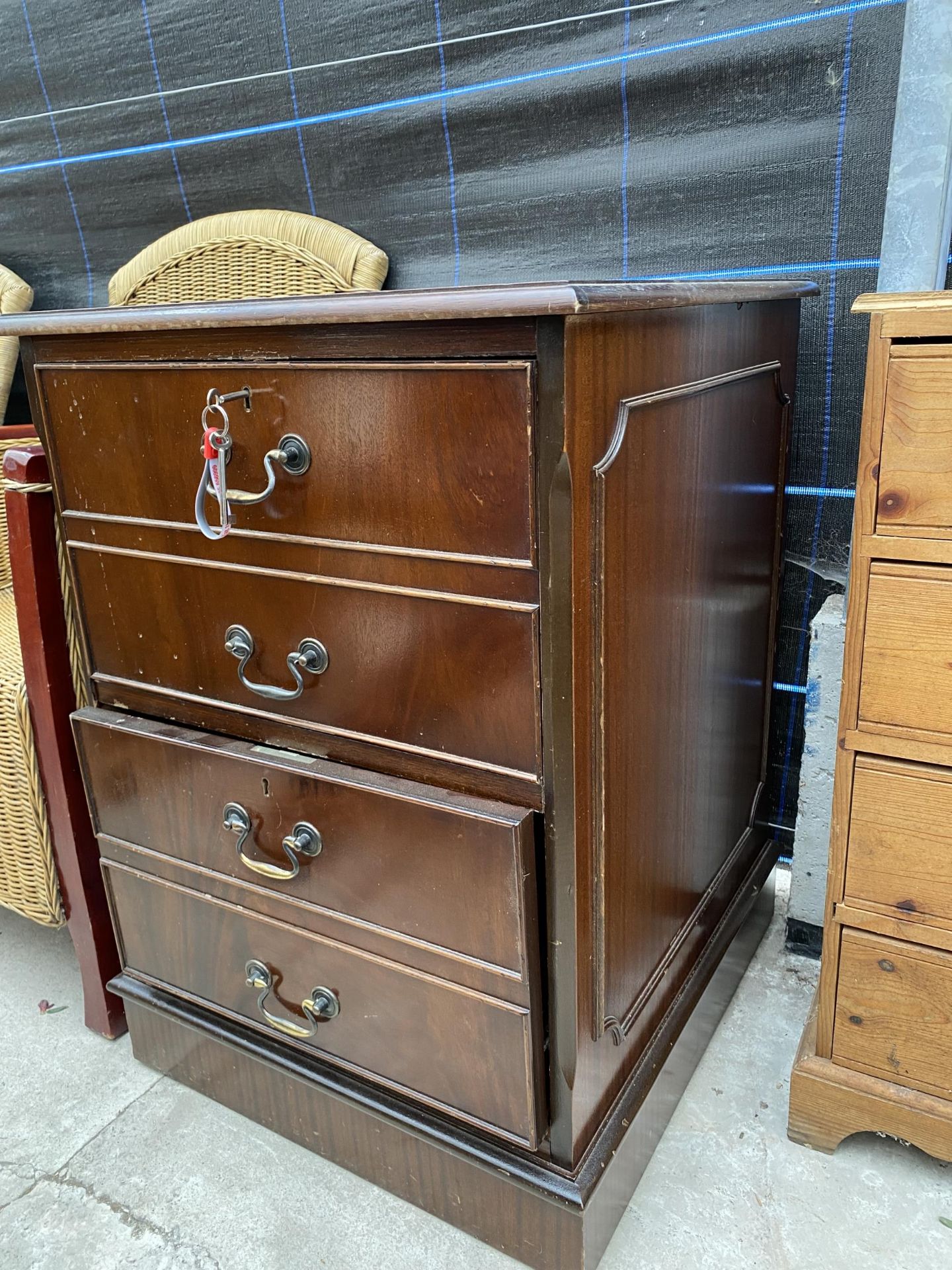 A MAHOGANY TWO DRAWER FILING CABINET WITH INSET LEATHER TOP - Image 2 of 3