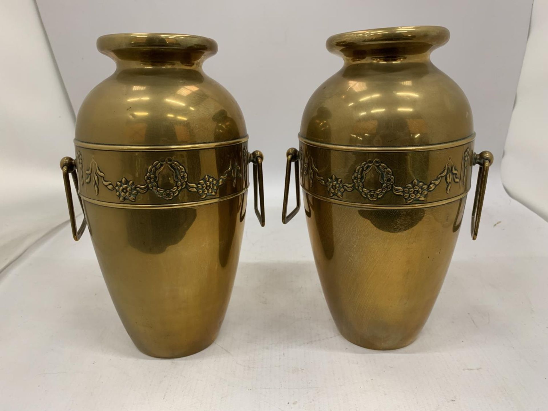 A PAIR OF ART NOUVEAU DESIGN BELDRAY BRASS VASES WITH SIDE HANDLES AND EMBOSSED DECORATION HEIGHT - Image 2 of 6