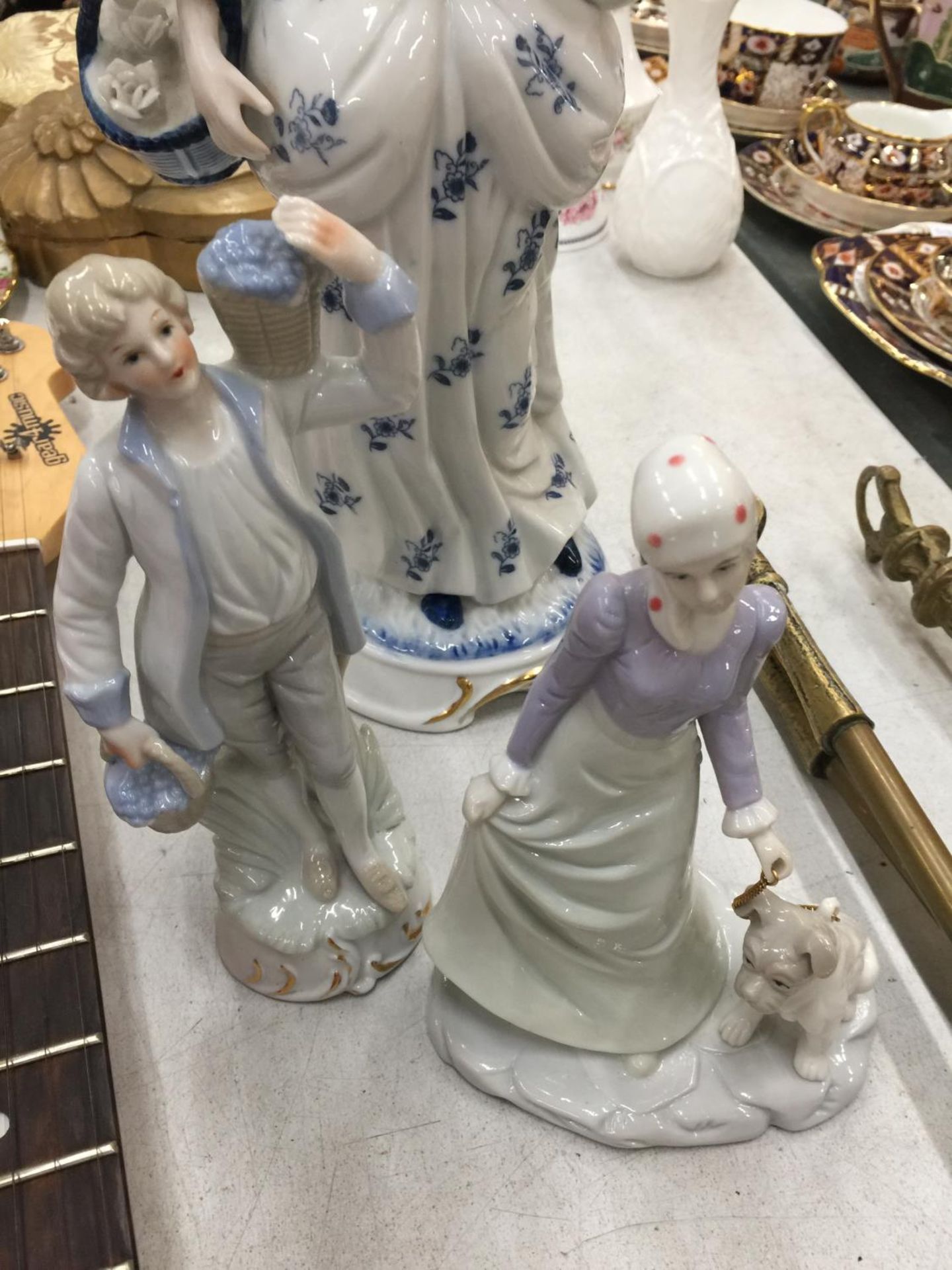 A COLLECTION OF THREE CONTINENTAL FIGURINES - Image 5 of 6