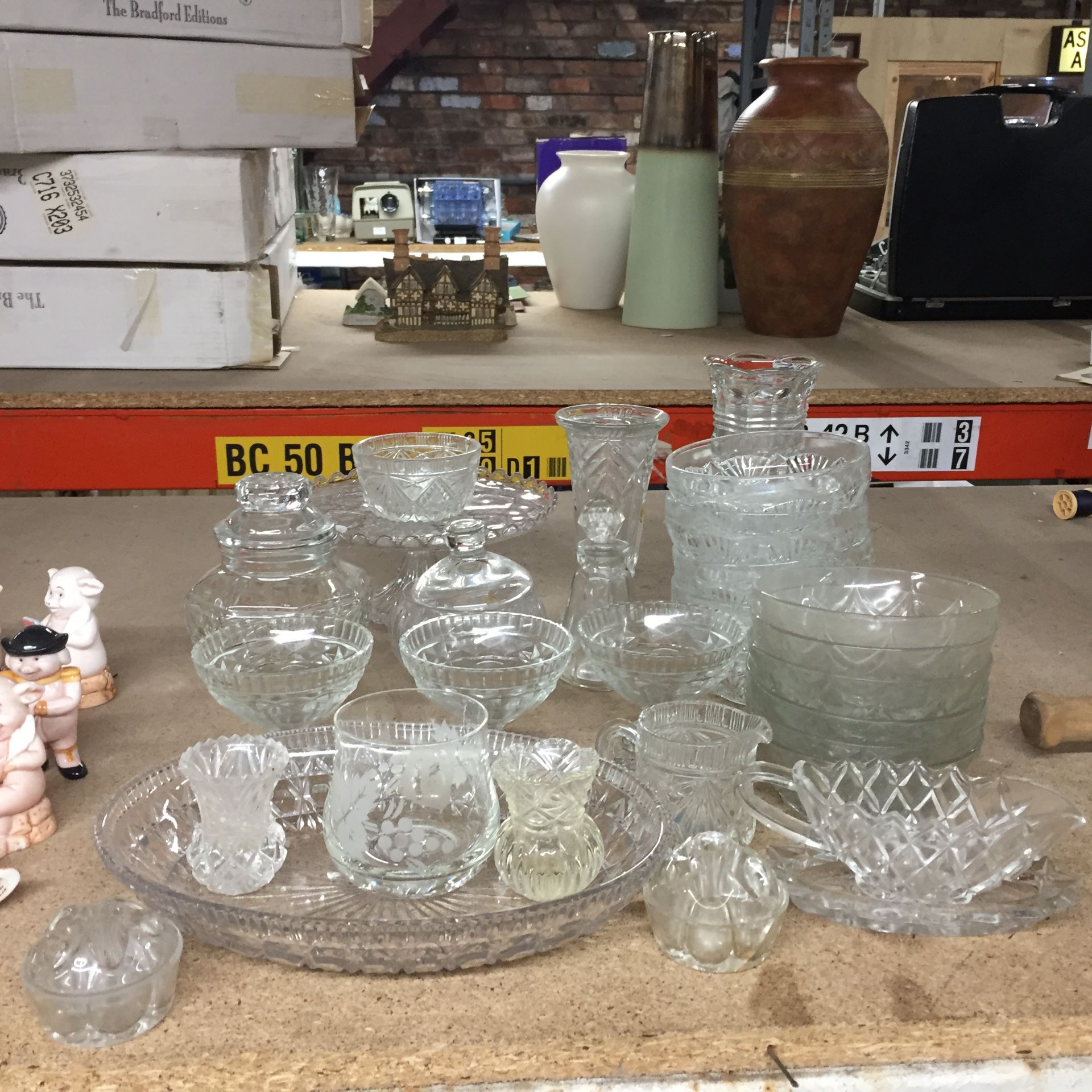 A LARGE QUANTITY OF GLASSWARE TO INCLUDE VASES, BOWLS, JUGS, ETC