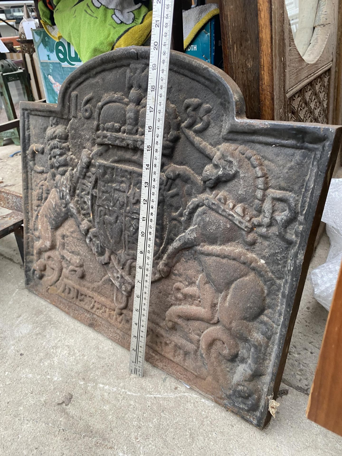 A HEAVY DECORATIVE CAST IRON FIRE BACK - Image 2 of 3