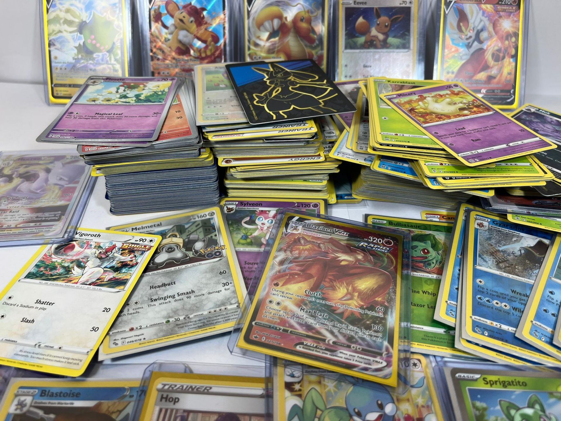 A LARGE COLLECTION OF APPROXIMATELY 500 POKEMON CARDS, V CARDS, HOLOS ETC - Image 3 of 5