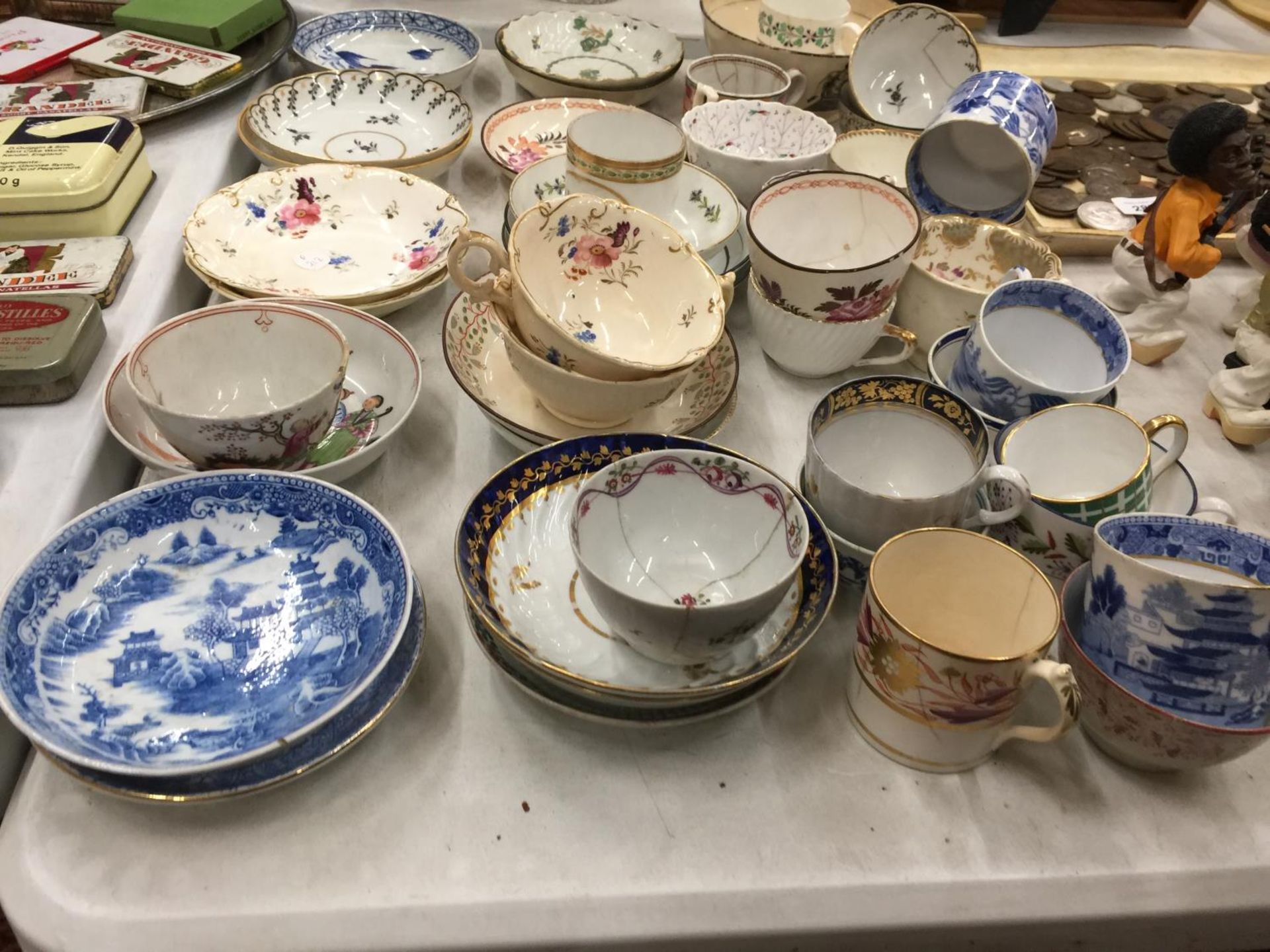 A LARGE QUANTITY OF EARLY 19TH CENTURY TEABOWLS, CUPS AND SAUCERS - SOME A/F - Image 4 of 8