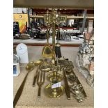 A COLLECTION OF VINTAGE BRASS ITEMS, POWDER FLASK, COMPANION STAND ETC