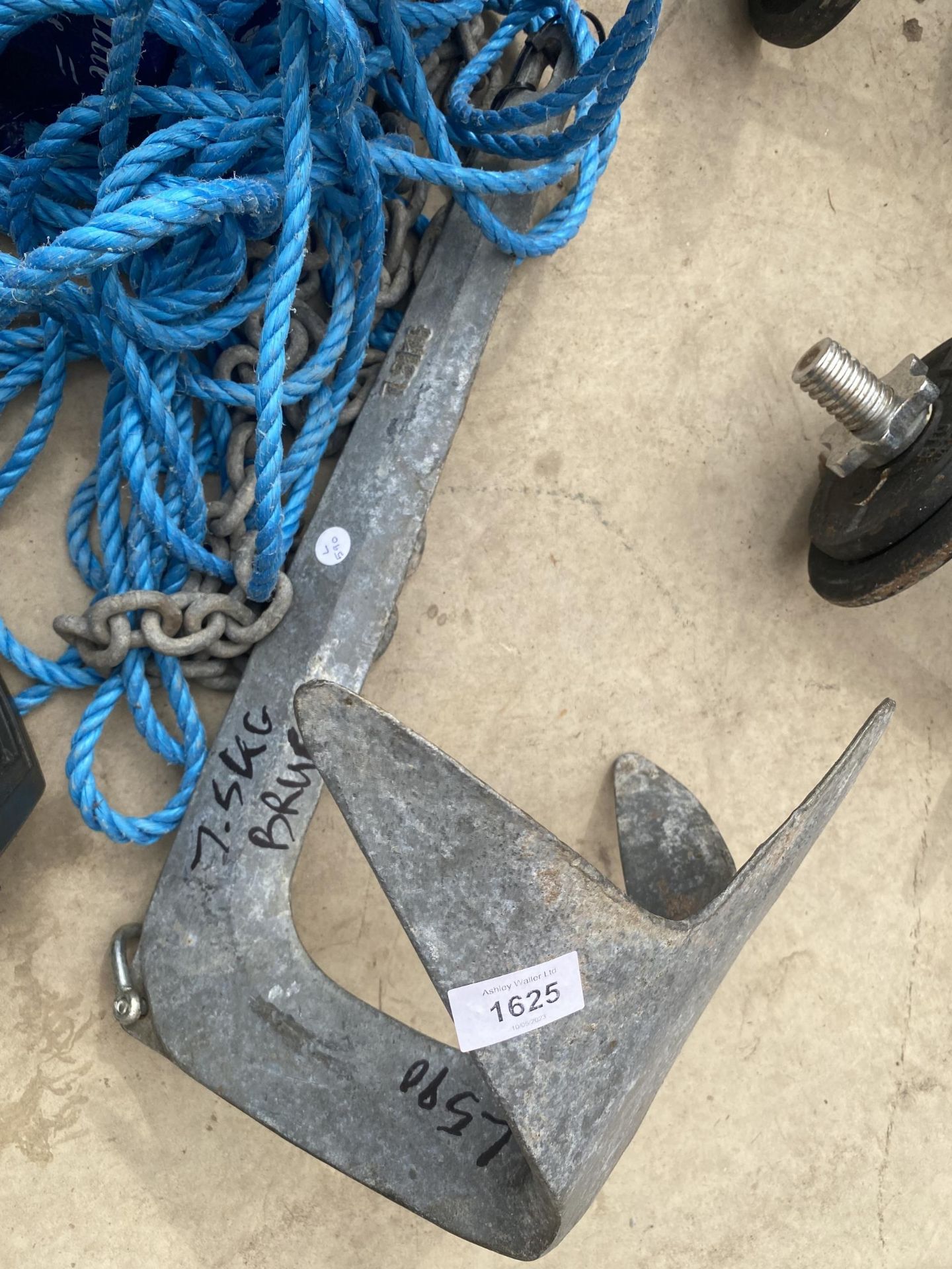 A METAL BOAT ANCHOR AND A QUANTITY OF ROPE - Image 2 of 2