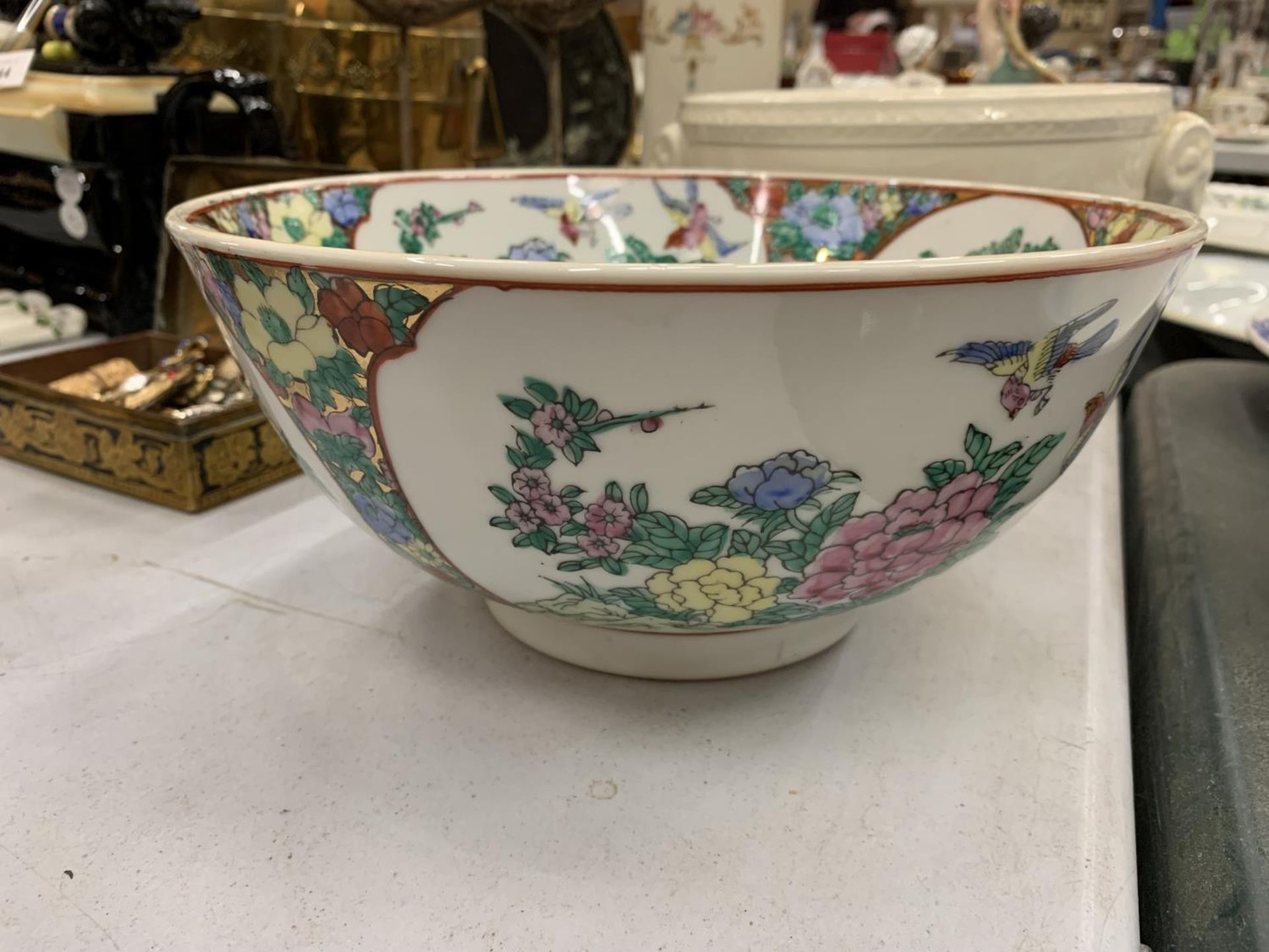 THREE LARGE BOWLS TO INCLUDE AN AYNSLEY ORCHARD FRUIT, AN ORIENTAL ONE WITH CHRYSANTHEMUM DECORATION - Image 7 of 9
