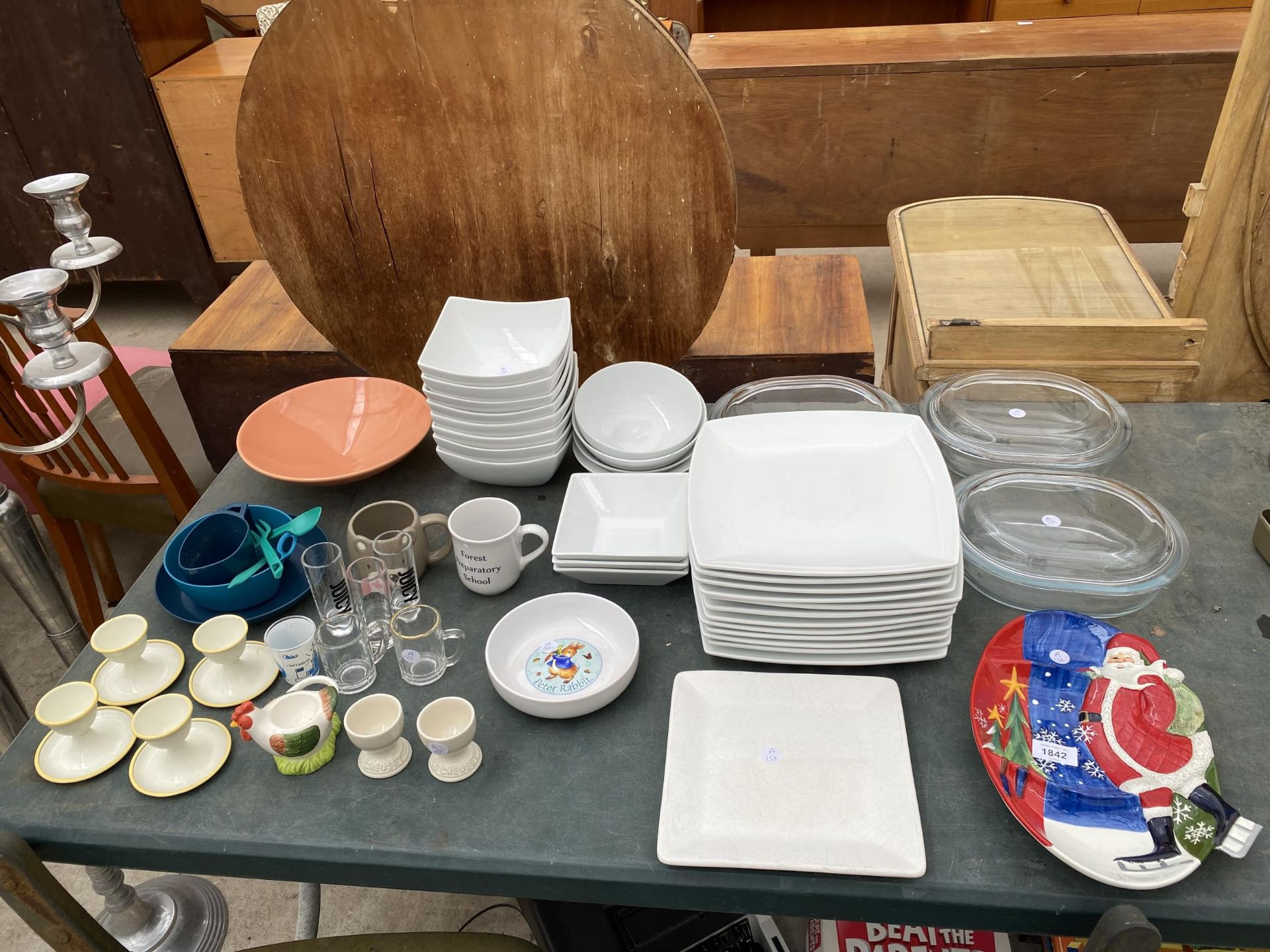AN ASSORTMENT OF ITEMS TO INCLUDE CERAMICS AND GLASS WARE ETC