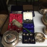 A GROUP OF SILVER PLATED ITEMS, CASED TEASPOONS, SCOOP, SILVER HANDLED BUTTER KNIVES, BUTTER DISH