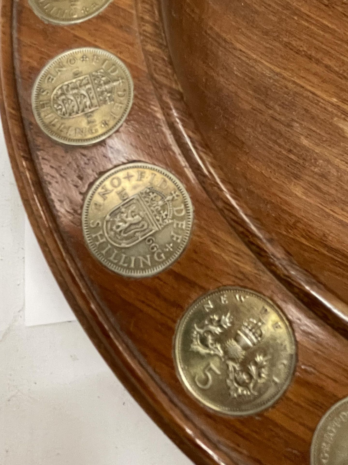 A VINTAGE WOODEN BOWL INSET WITH OLD SHILLINGS - Image 3 of 5