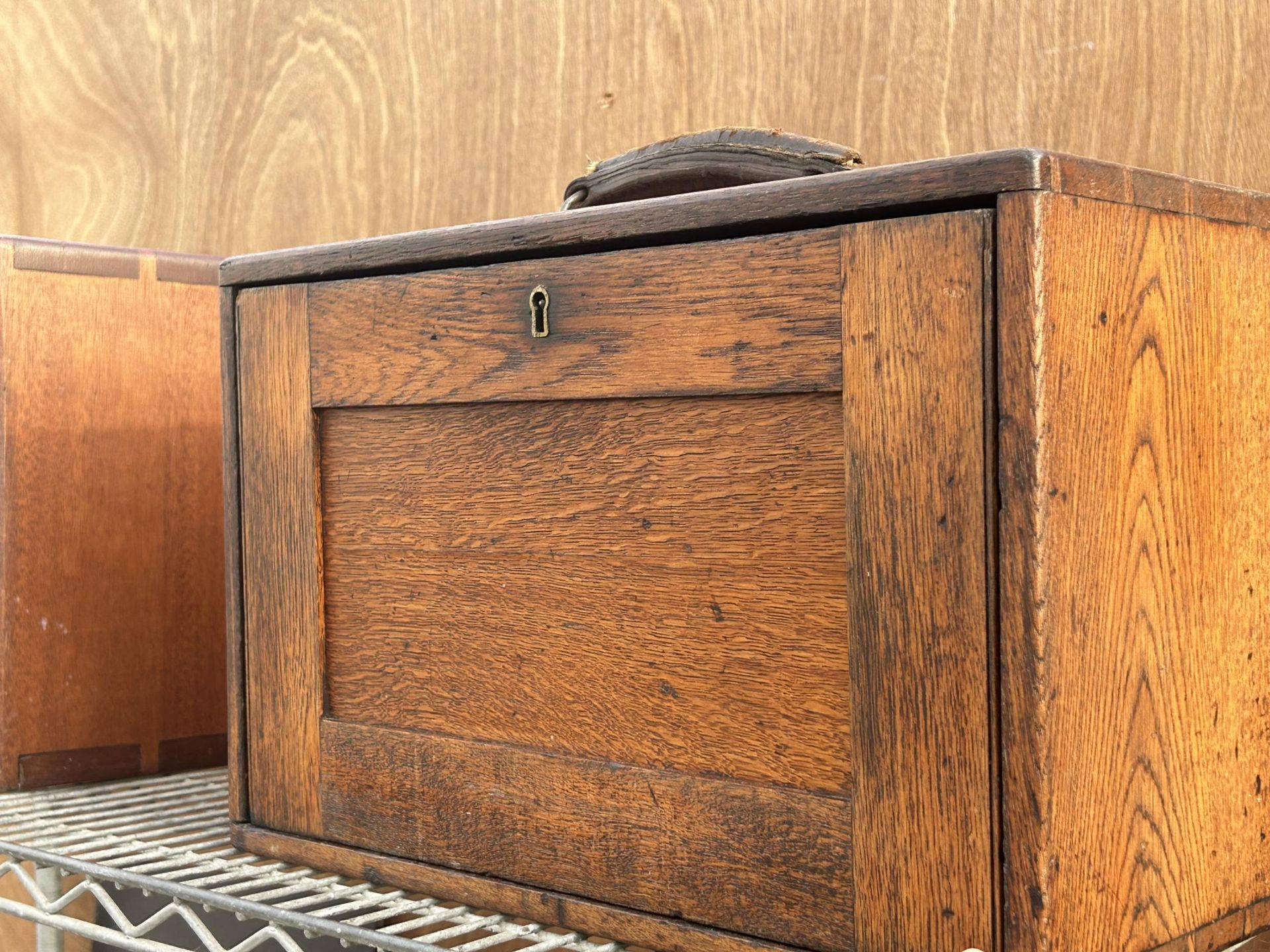 A VINTAGE MINIATURE OAK ENGINEERS CHEST WITH THREE LONG AND THREE SHORT DRAWERS AND A DROP DOWN - Bild 3 aus 3
