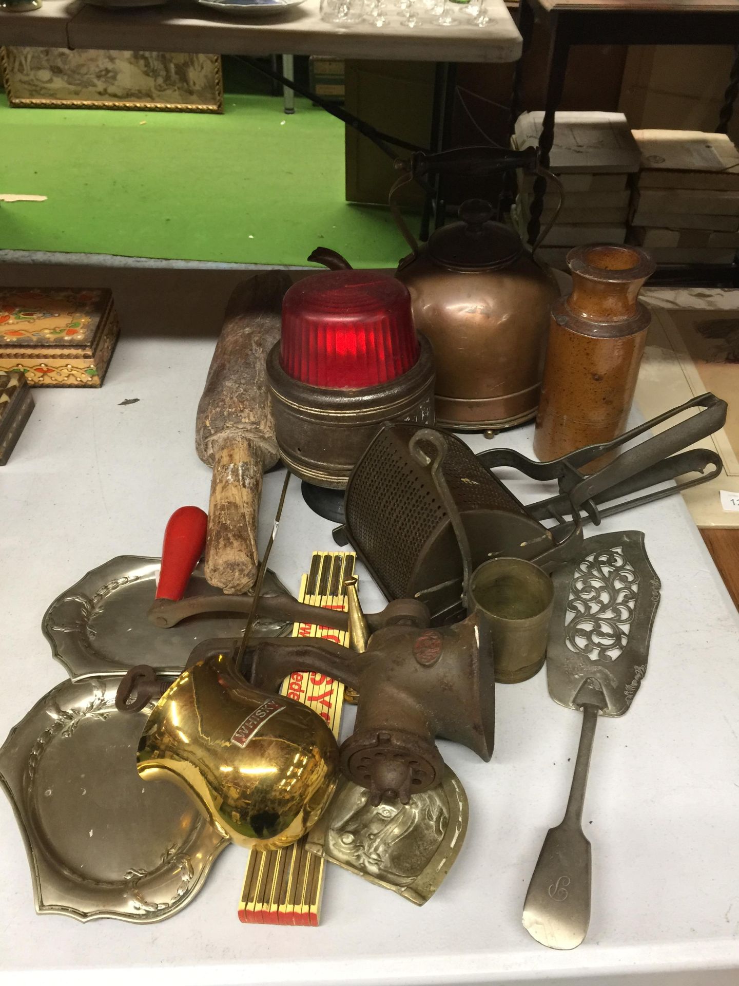 A MIXED GROUP OF VINTAGE METAL ITEMS, COPPER KETTLE ETC