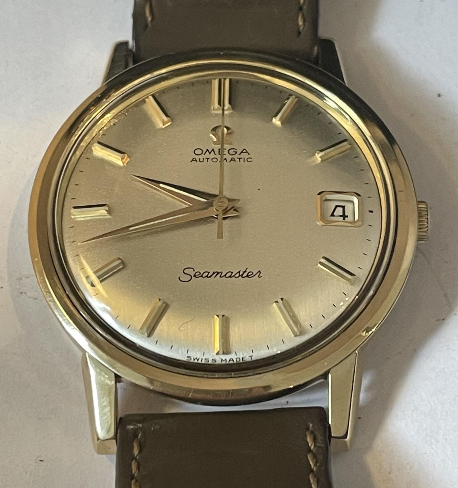 A GENTS OMEGA SEAMASTER 9 CARAT GOLD AUTOMATIC WRIST WATCH IN A PRESENTATION BOX SEEN WORKING BUT NO