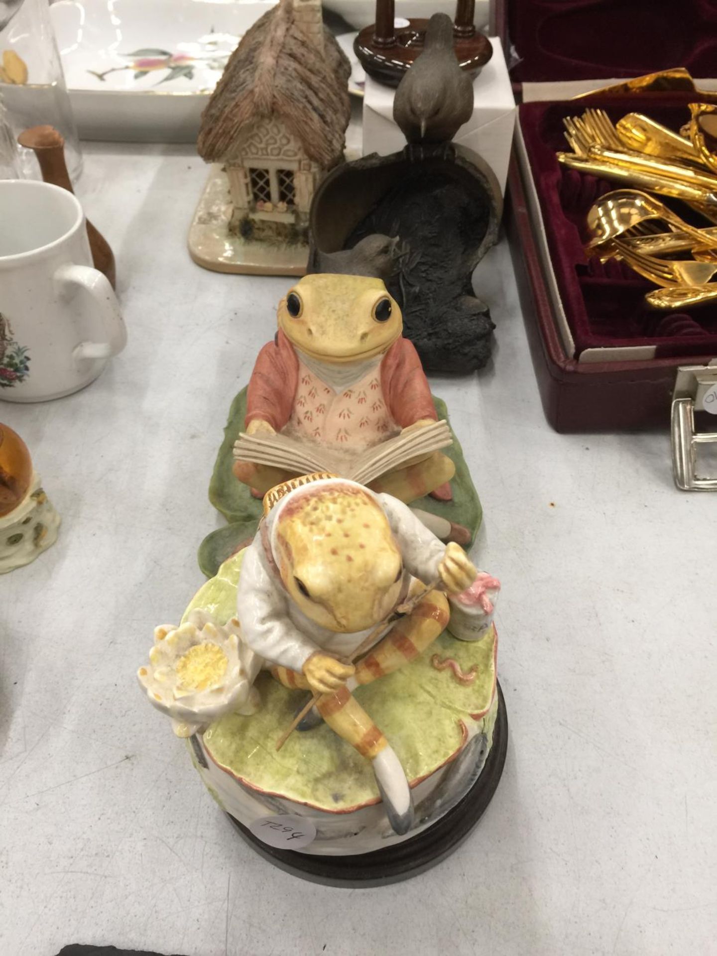 A MIXED LOT TO INCLUDE TWO FROG FIGURES, A POCKET WATCH HOLDER, A COTTAGE, A FIGURE OF WRENS, SLATE, - Image 3 of 6