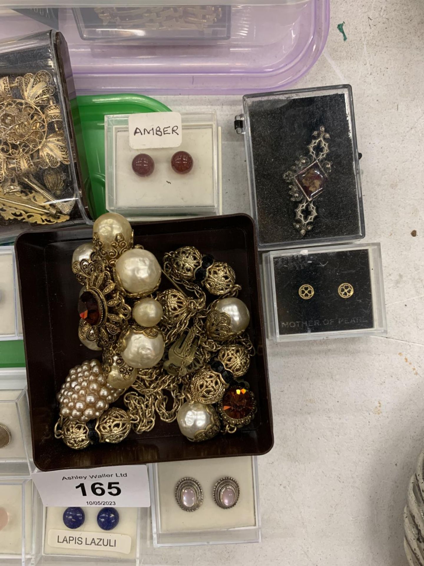 A QUANTITY OF COSTUME JEWELLERY TO INCLUDE EARRINGS, BROOCHES, ETC - Image 4 of 5