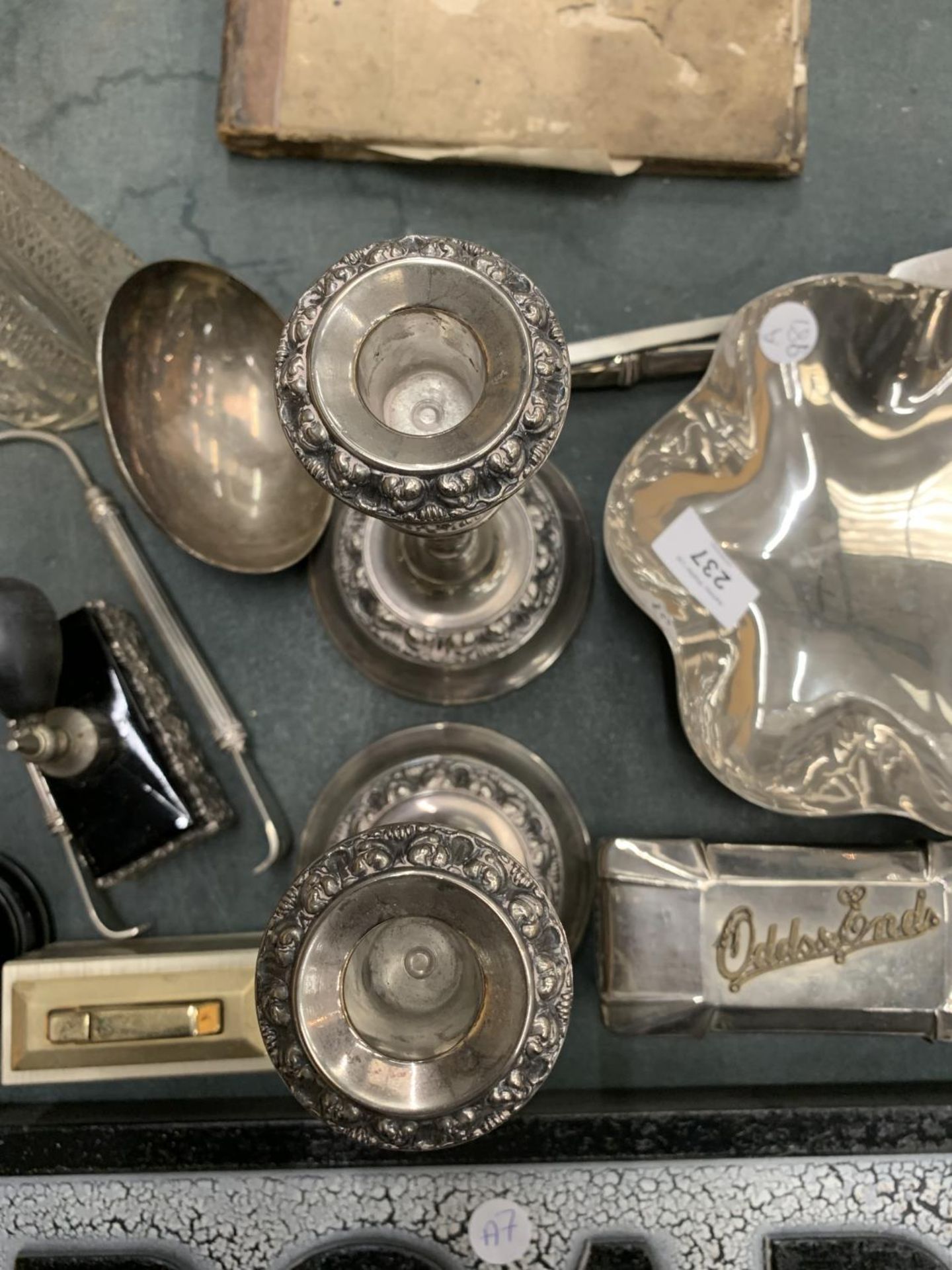 A QUANTITY OF SILVER PLATED ITEMS TO INCLUDE CANDLESTICKS, TABLE LIGHTERS, A LADEL, PERFUME - Image 5 of 5