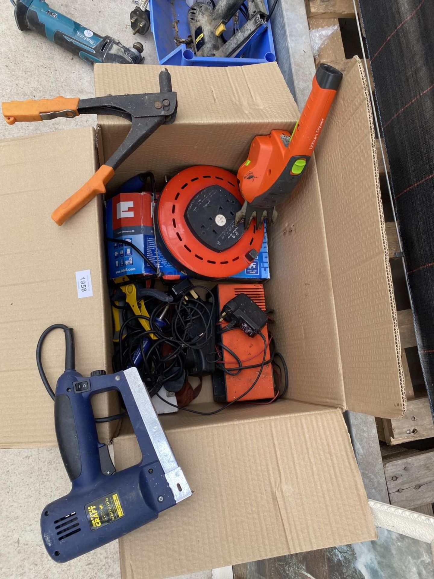 AN ASSORTMENT OF POWER TOOLS TO INCLUDE A STAPLE GUN, A BATTERY CHARGER AND AN EXTENSION LEAD ETC - Image 2 of 2