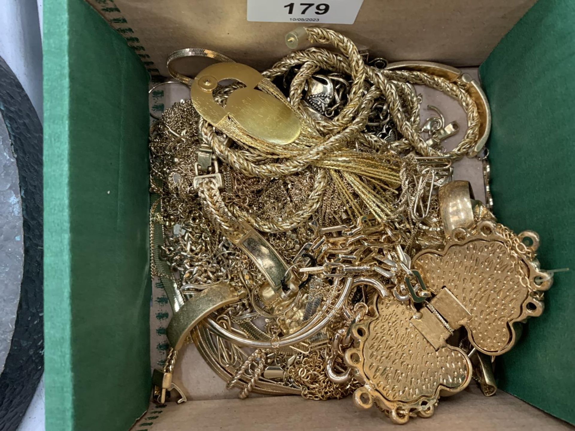 A QUANTITY OF YELLOW METAL COSTUME JEWELLERY TO INCLUDE CHAINS, ETC