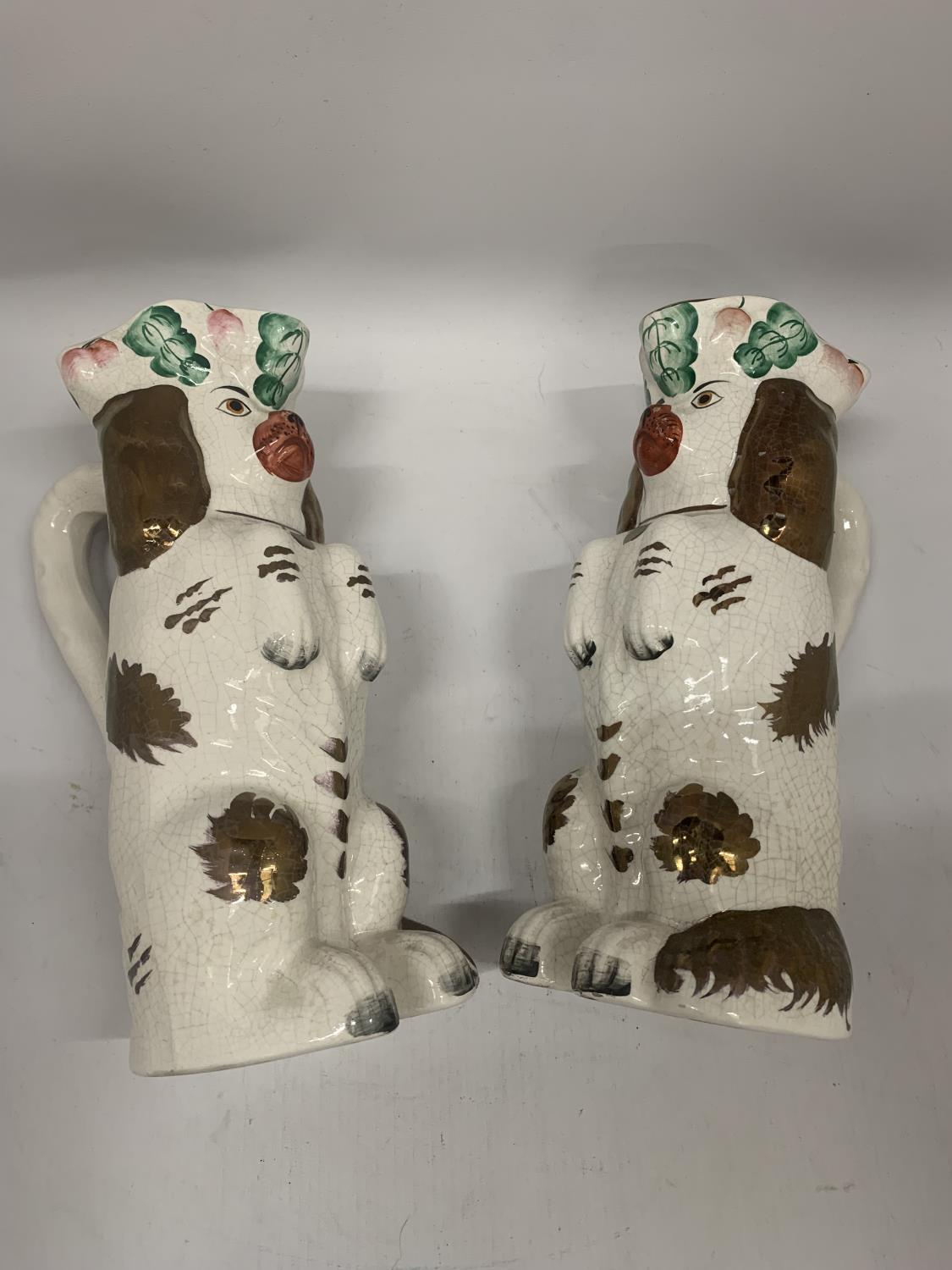 A PAIR OF VINTAGE STAFFORDSHIRE DOG JUGS, HEIGHT 25CM - Image 6 of 6