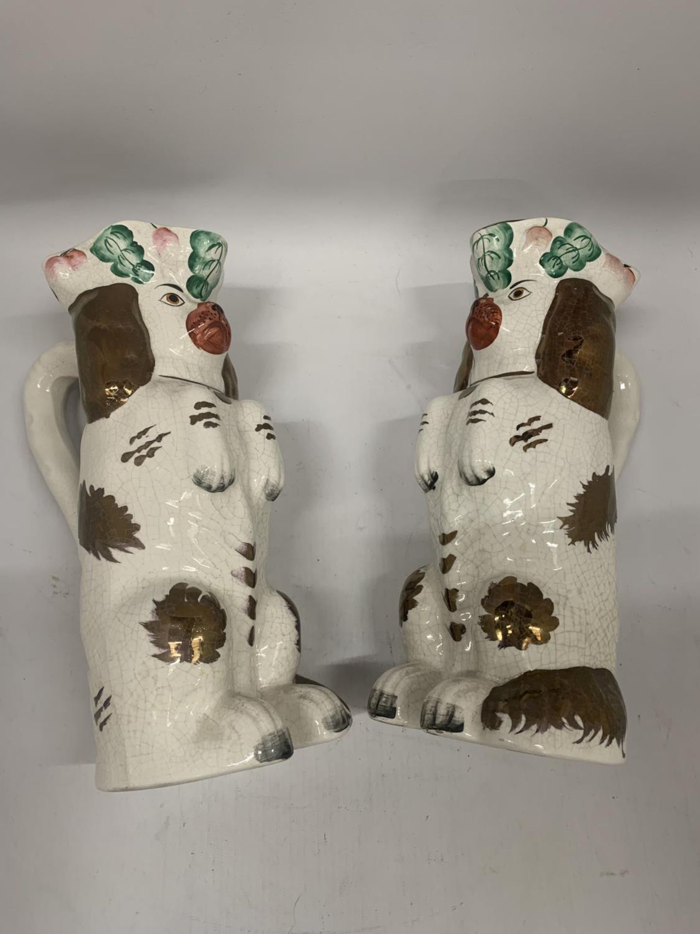 A PAIR OF VINTAGE STAFFORDSHIRE DOG JUGS, HEIGHT 25CM - Image 6 of 6
