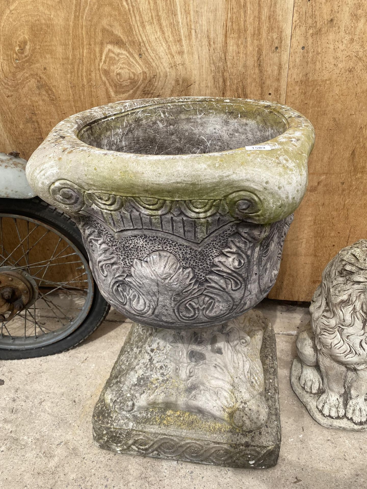 A LARGE RECONSTITUTED STONE URN PLANTER WITH PEDESTAL BASE (H:79CM)