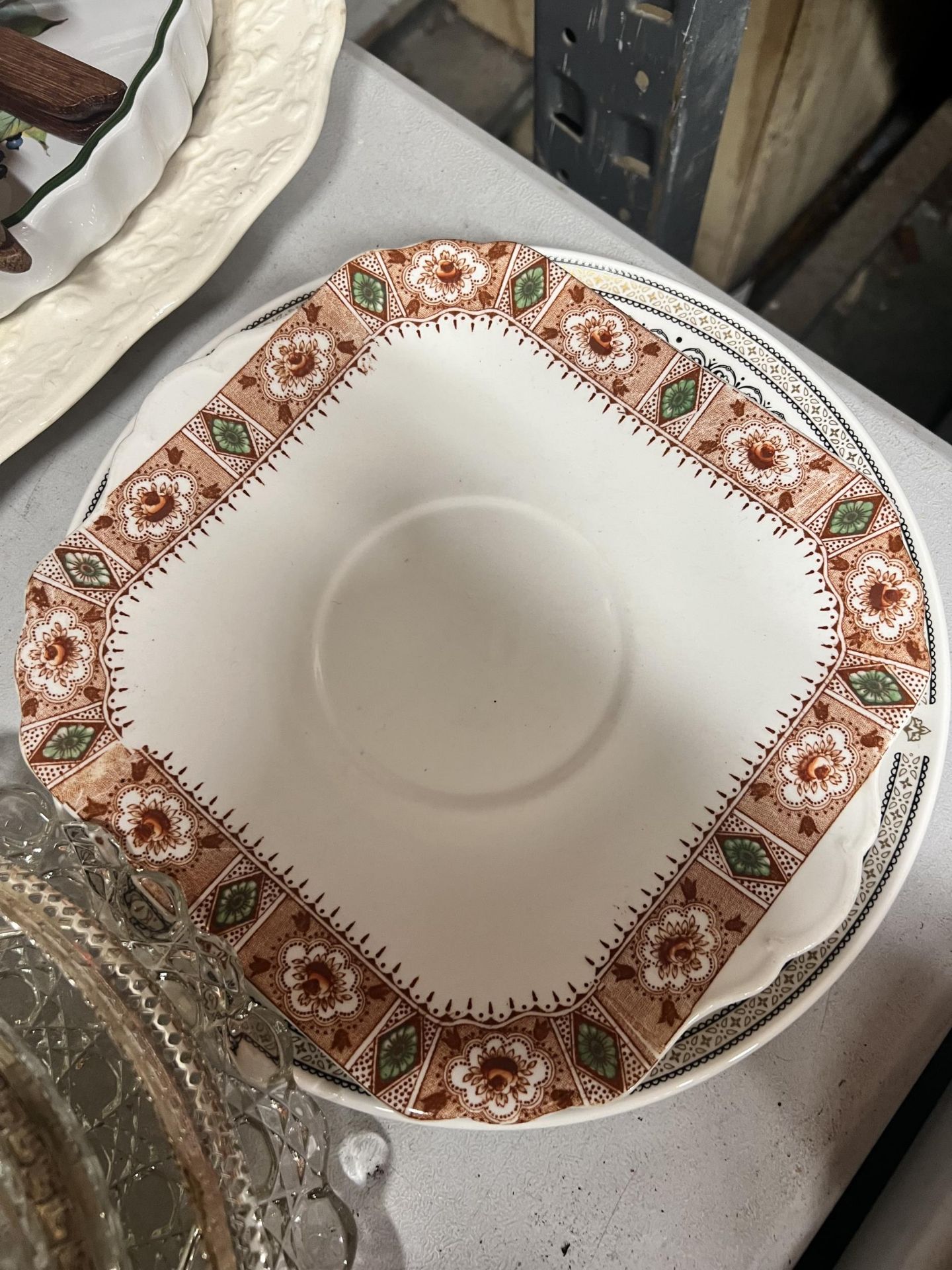 A MIXED LOT OF TO INCLUDE A LARGE MASON'S IRONSTONE "FRIARSWOOD" PLATTER, GLASSWARE, CAKE PLATES, - Image 2 of 7