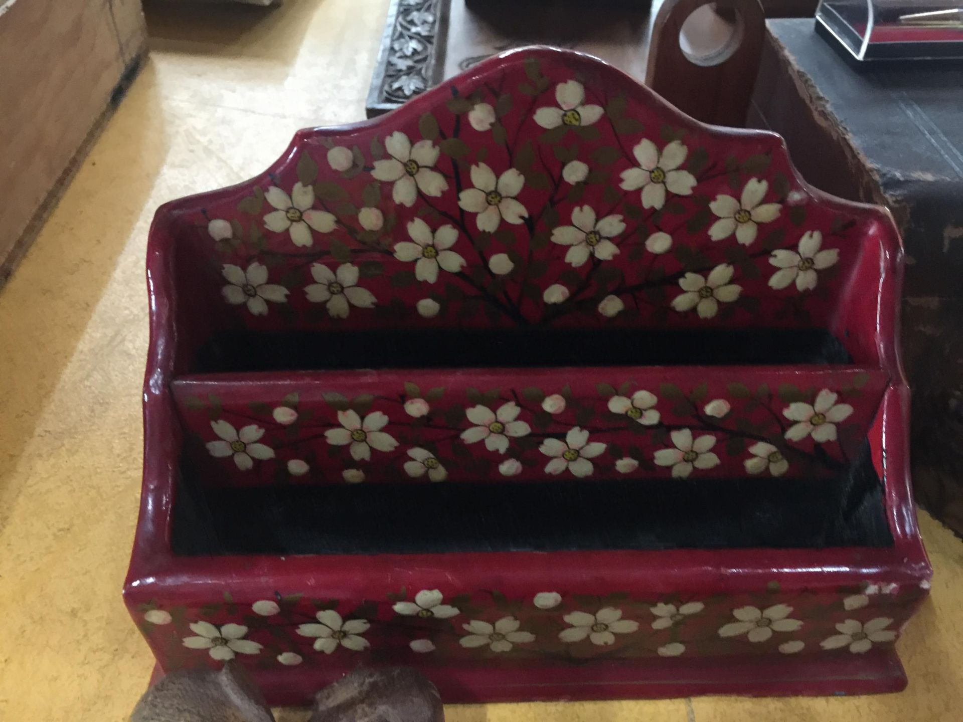 A MIXED LOT TO INCLUDE A VINTAGE WOODEN TRAY WITH CARVED LEAF DESIGN, WOODEN BOXES, CERAMIC - Image 2 of 6