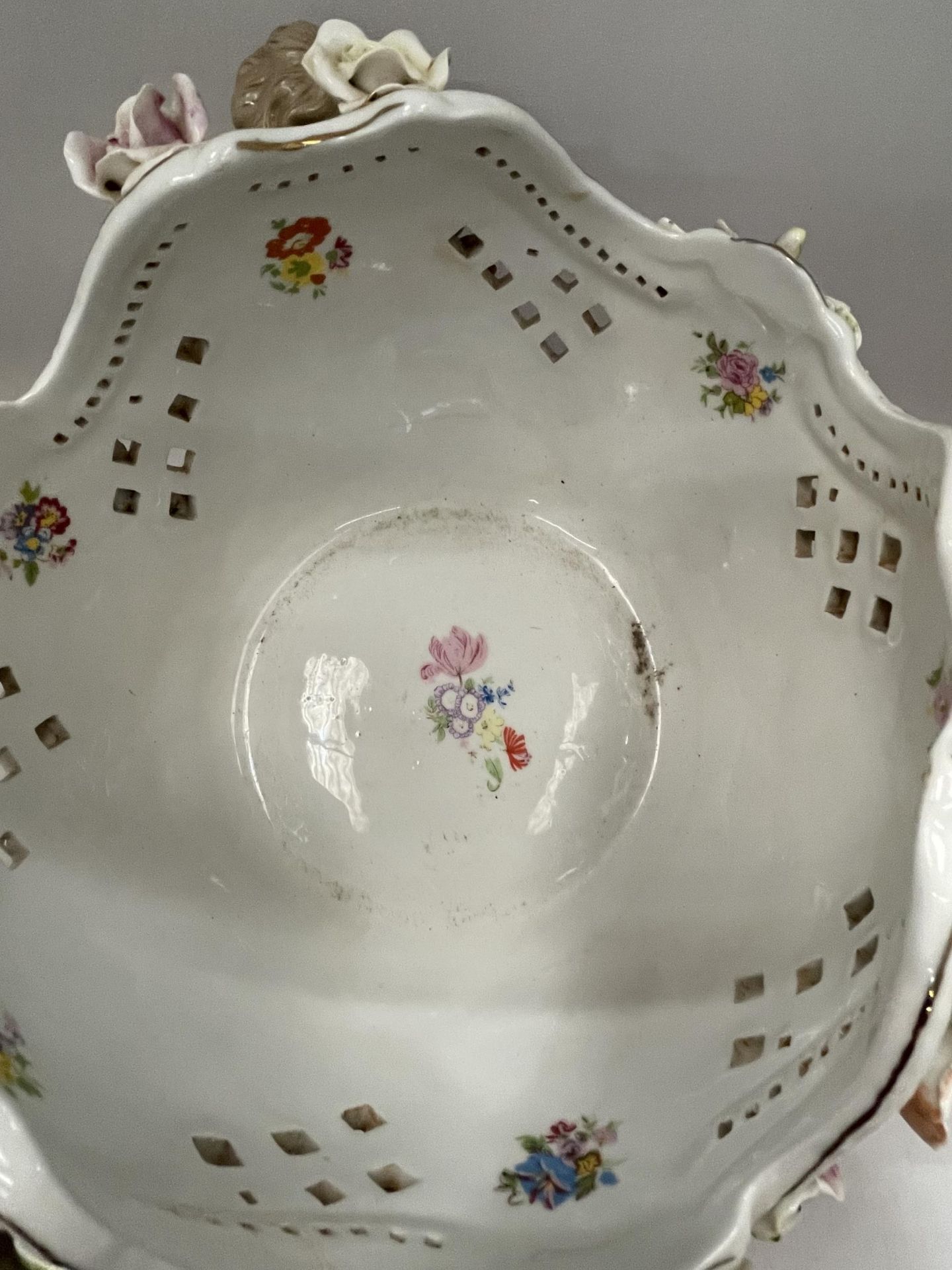 A CONTINENTAL PORCELAIN CHERUB DESIGN FLORAL ENCRUSTED BOWL WITH MEISSEN BLUE CROSS SWORDS MARK TO - Image 5 of 6