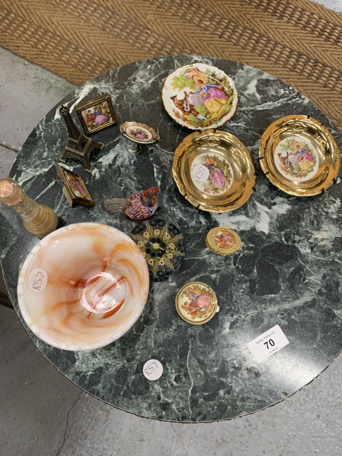 A VINTAGE GILT AND MARBLE EFFECT CIRCULAR TOPPED TABLE WITH ASSORTED CERAMICS AND GLASS - Image 3 of 4