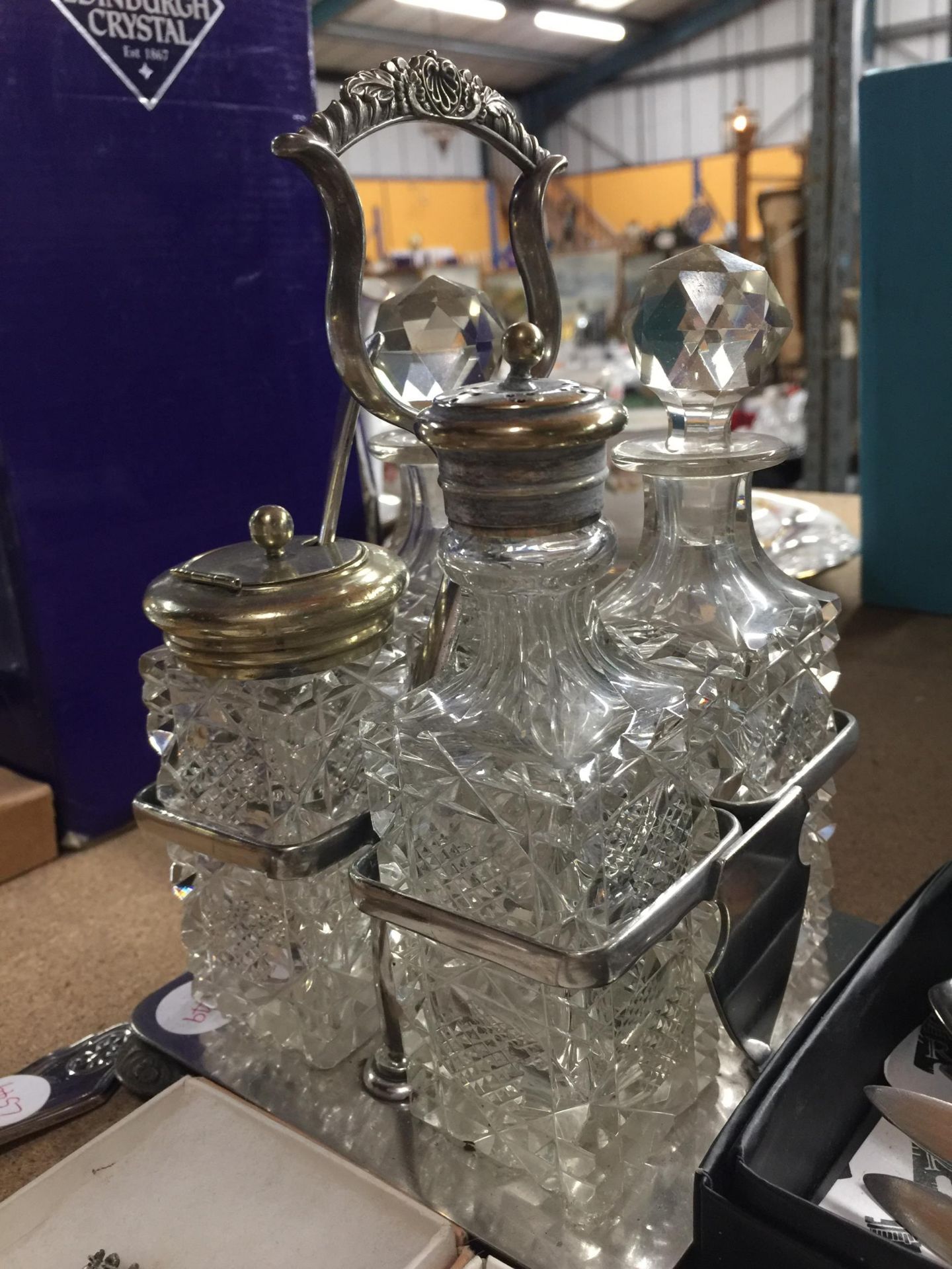 A MIXED LOT TO INCLUDE A SILVER PLATED CRUET STAND WITH GLASS BOTTLES, SOUVENIR TEASPOONS, FLATWARE, - Image 6 of 6