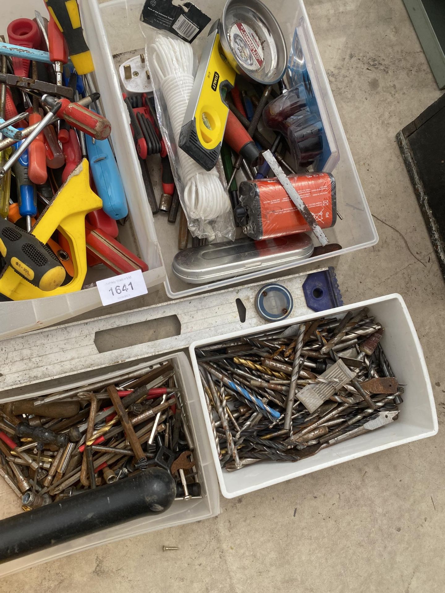 A LARGE ASSORTMENT OF TOOLS TO INCLUDE DRILL BITS, SCREW DRIVERS AND BOLT CUTTERS ETC - Image 4 of 5