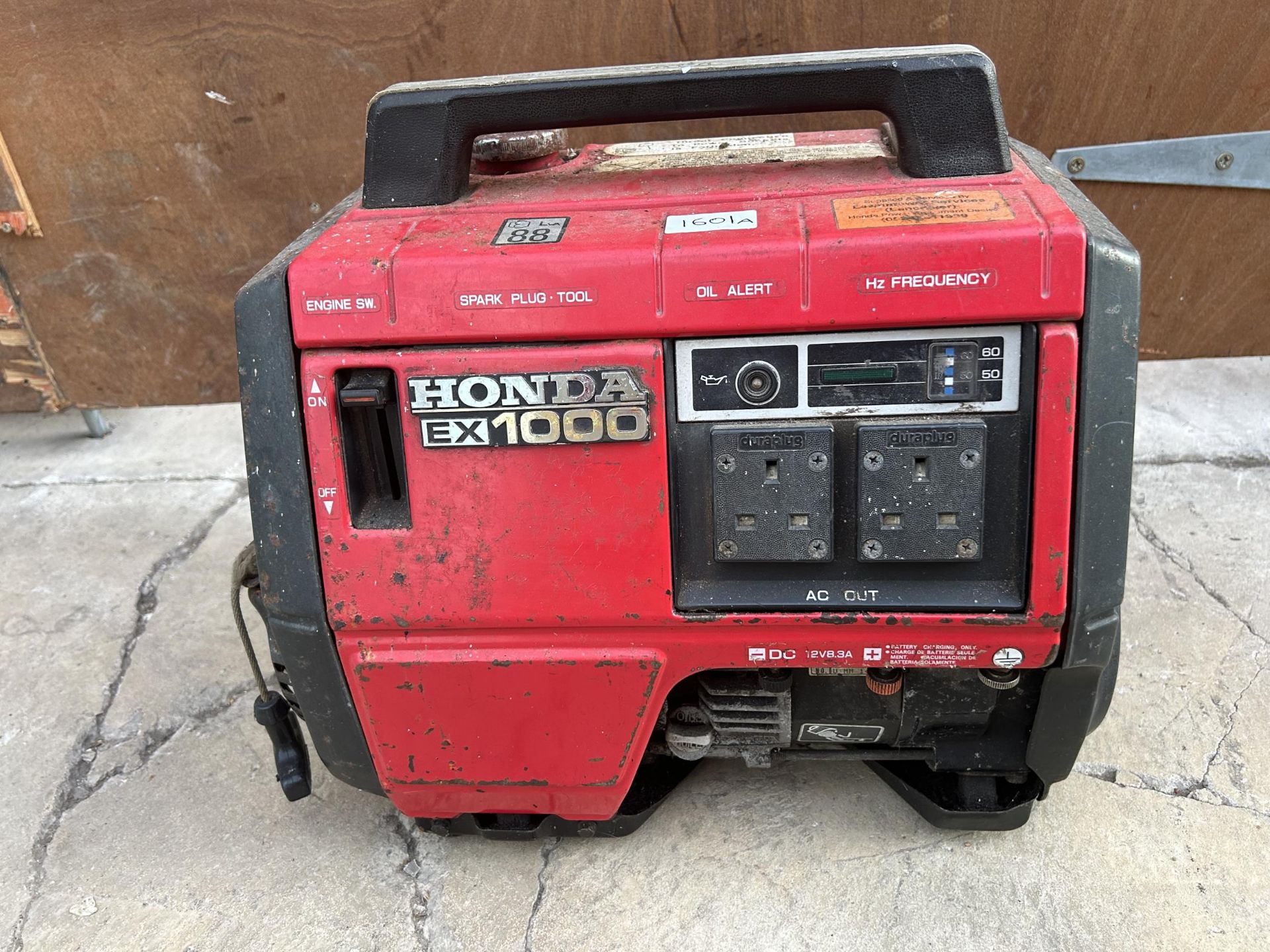 A PETROL HONDA EX1000 SUITCASE GENERATOR BELIEVED IN WORKING ORDER BUT NO WARRANTY GIVEN