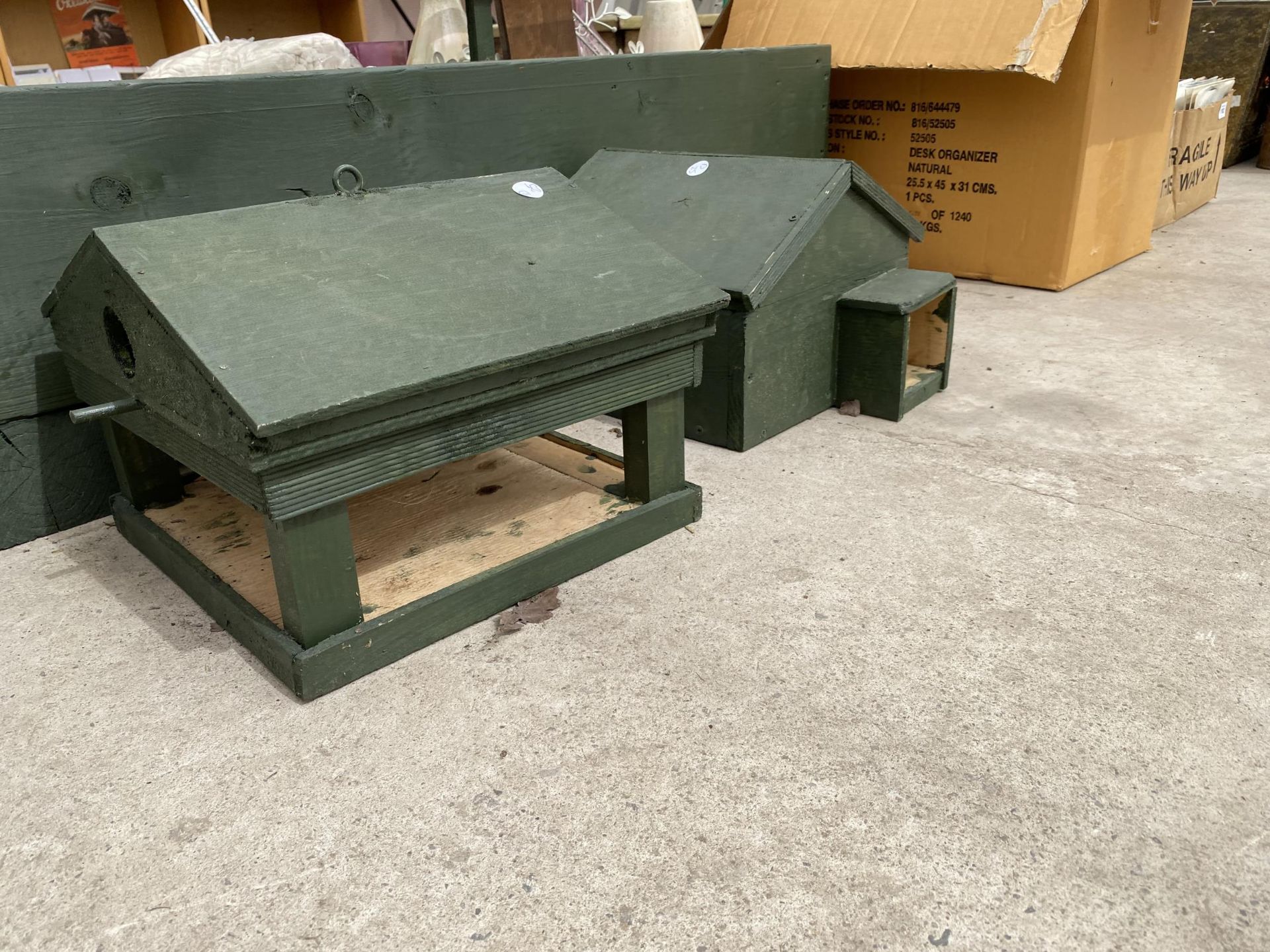 A WOODEN PLANT TROUGH WITH TRELIS BACK AND TWO WOODEN BIRD BOXES - Image 2 of 2