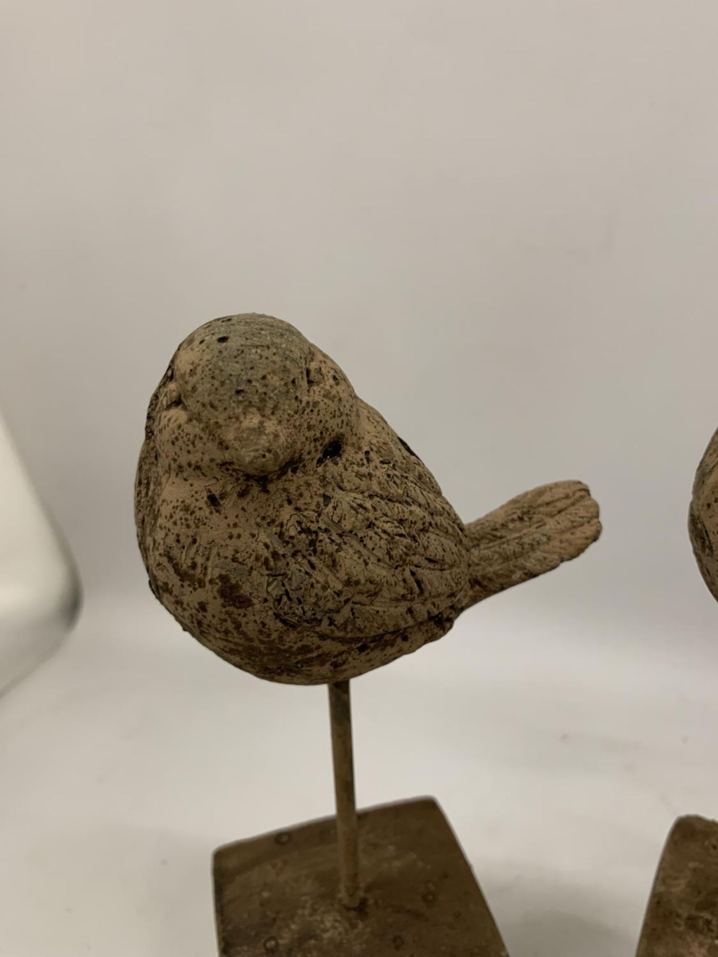 A PAIR OF STONE BIRDS ON PLINTHS HEIGHT 25CM - Image 2 of 5