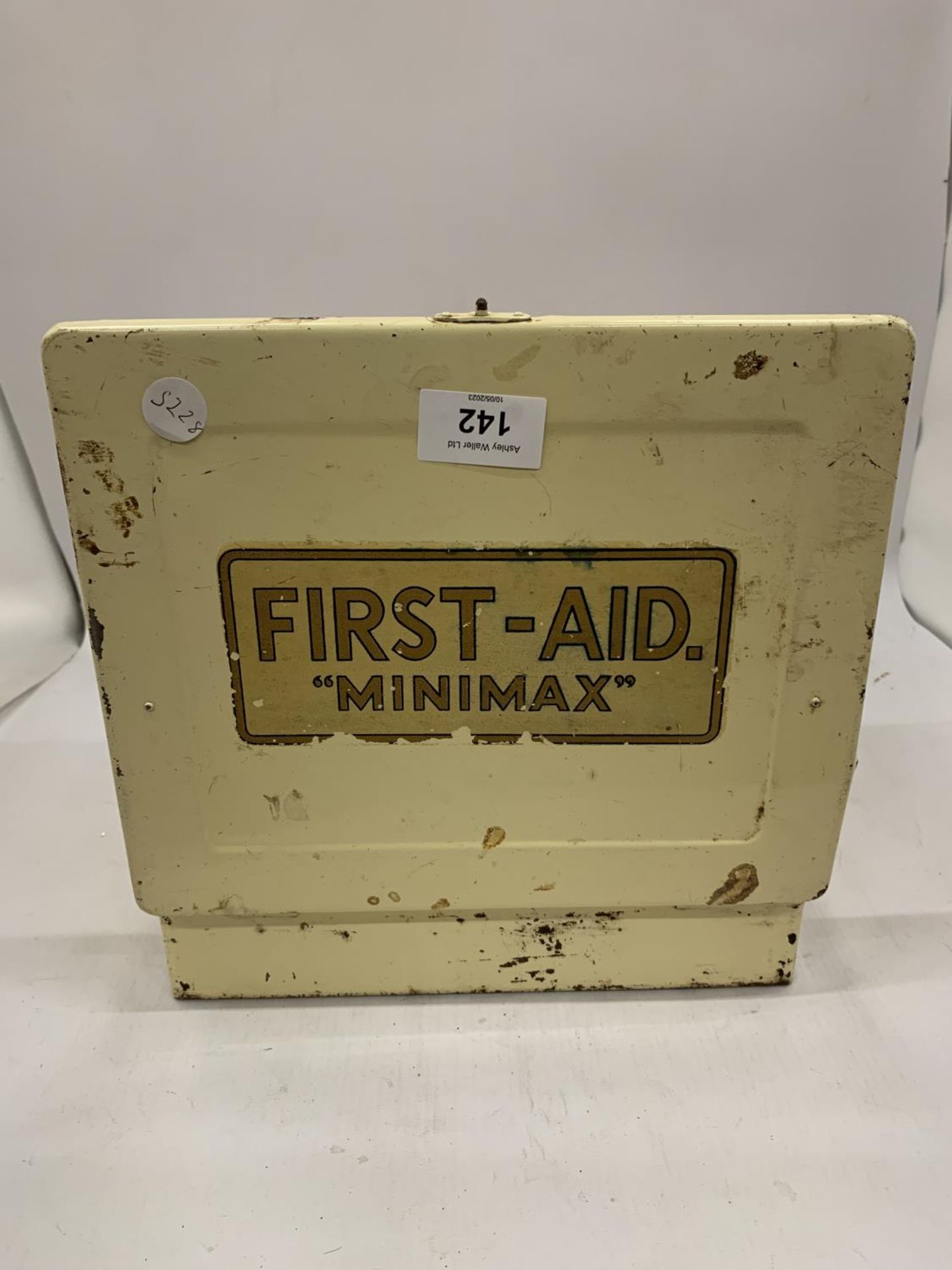A VINTAGE FIRST AID TIN WITH CONTENTS - Image 4 of 5