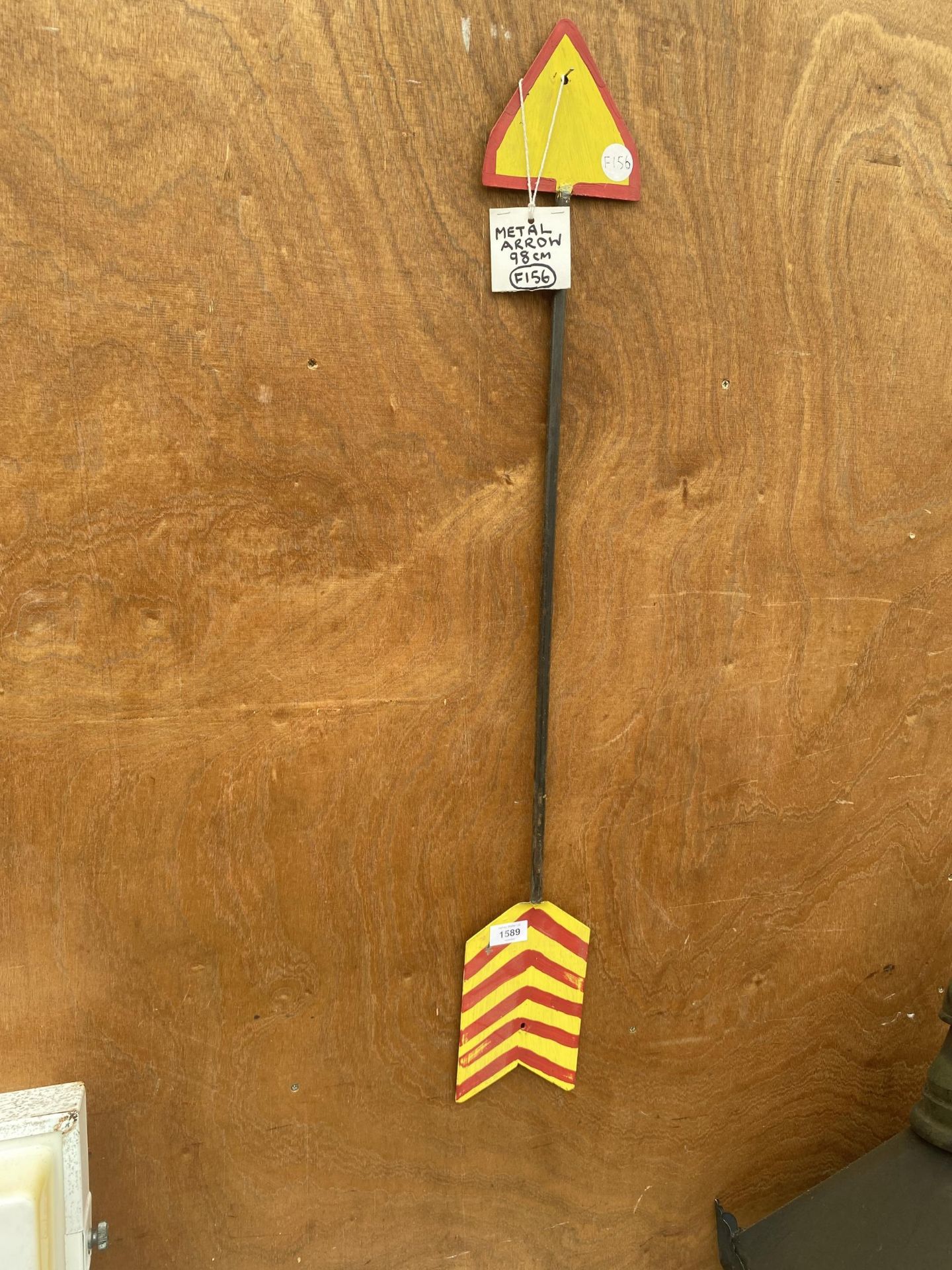 A METAL PAINTED ARROW SIGN (98CM)