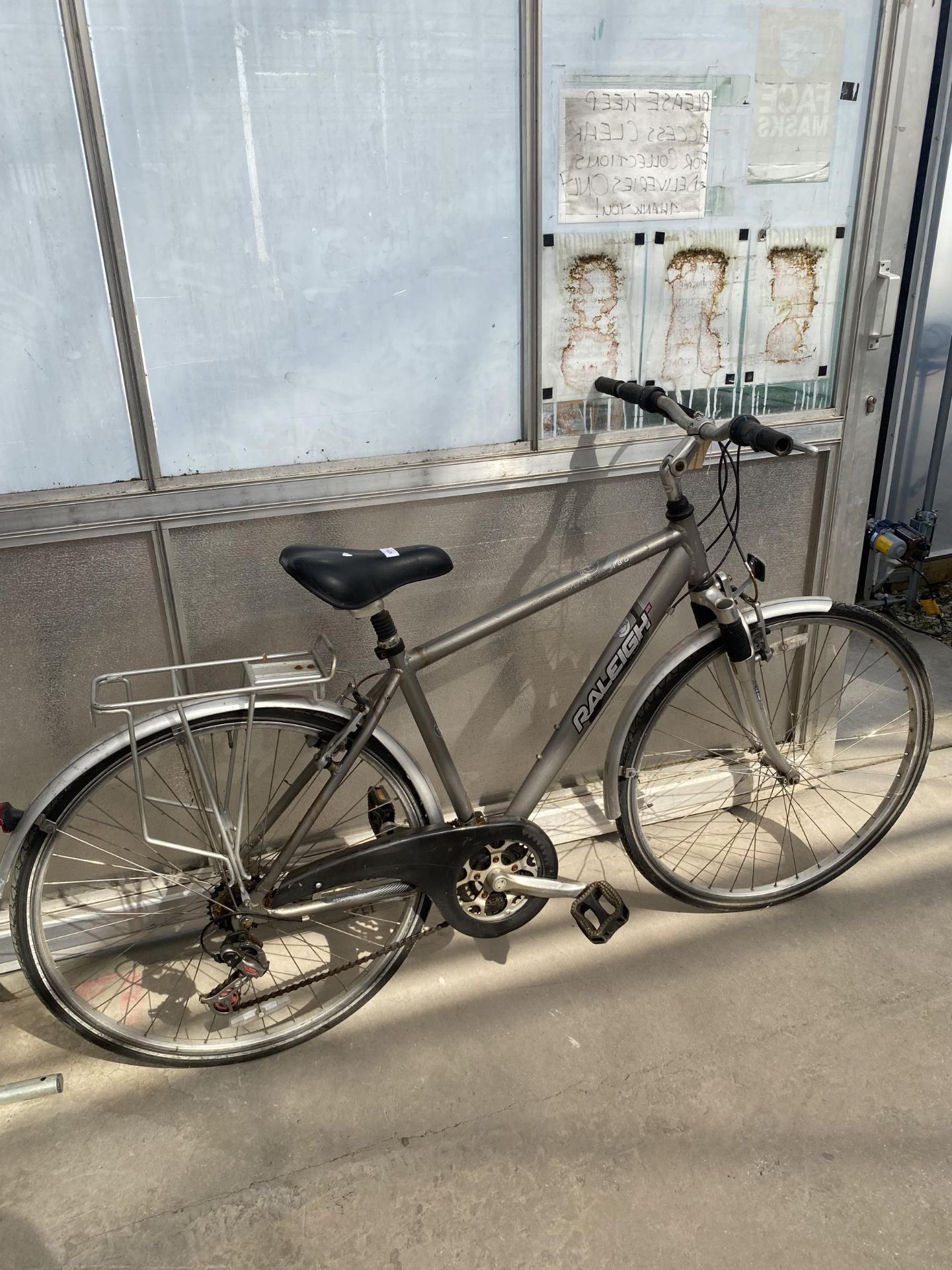 A RALEIGH PIONEER 180 BIKE WITH FRONT SUSPENSION AND 21 SPEED GEAR SYSTEM