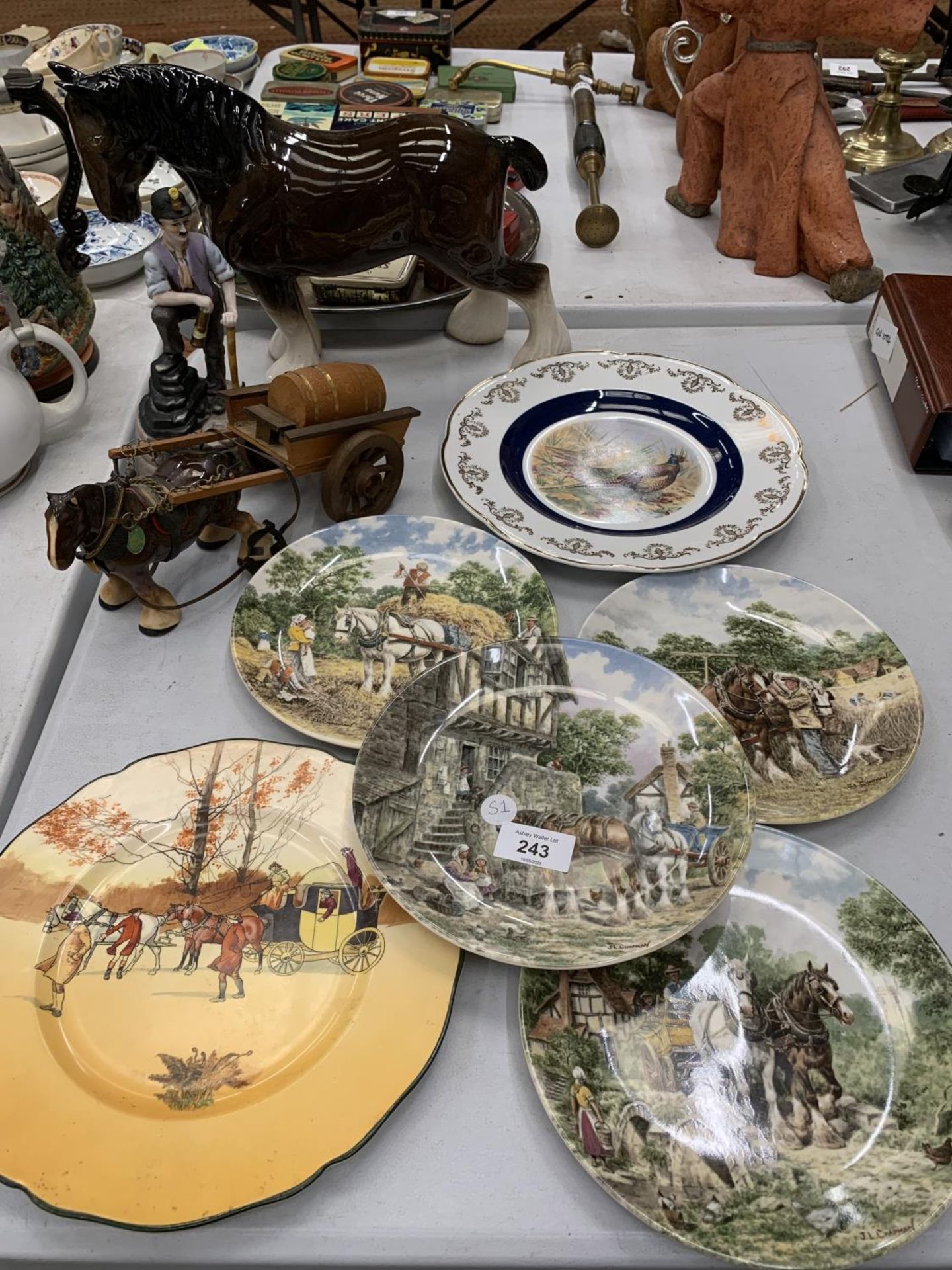 A MIXED LOT TO INCLUDE CABINET PLATES, A ROYAL DOULTON 'COACHING' PLATE PLUS A MELBA WARE SHIRE