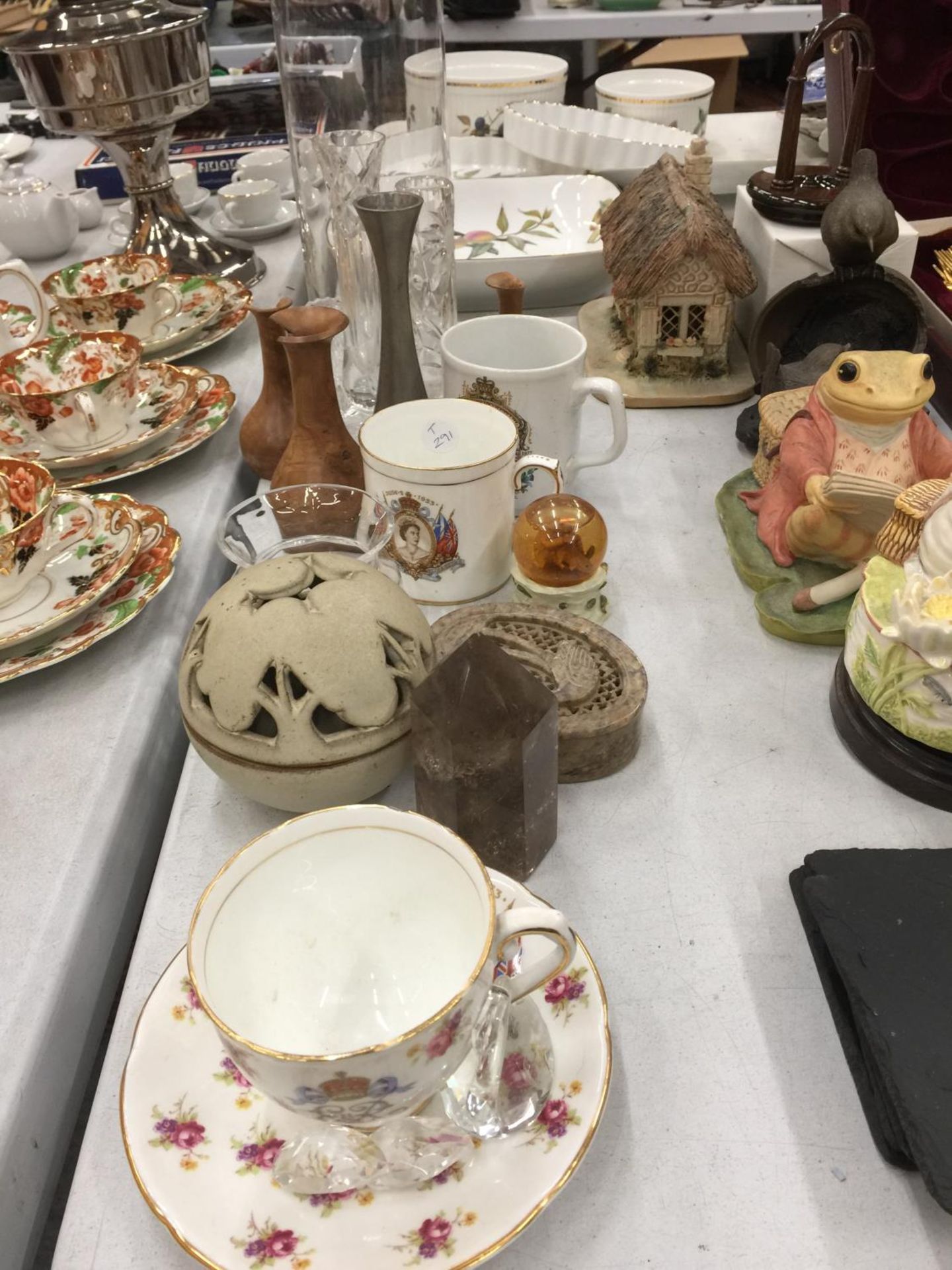 A MIXED LOT TO INCLUDE A STANLEY CHINA CORONATION CUP AND SAUCER, GLASSWARE, MUGS, TRINKET BOX, ETC - Image 2 of 6