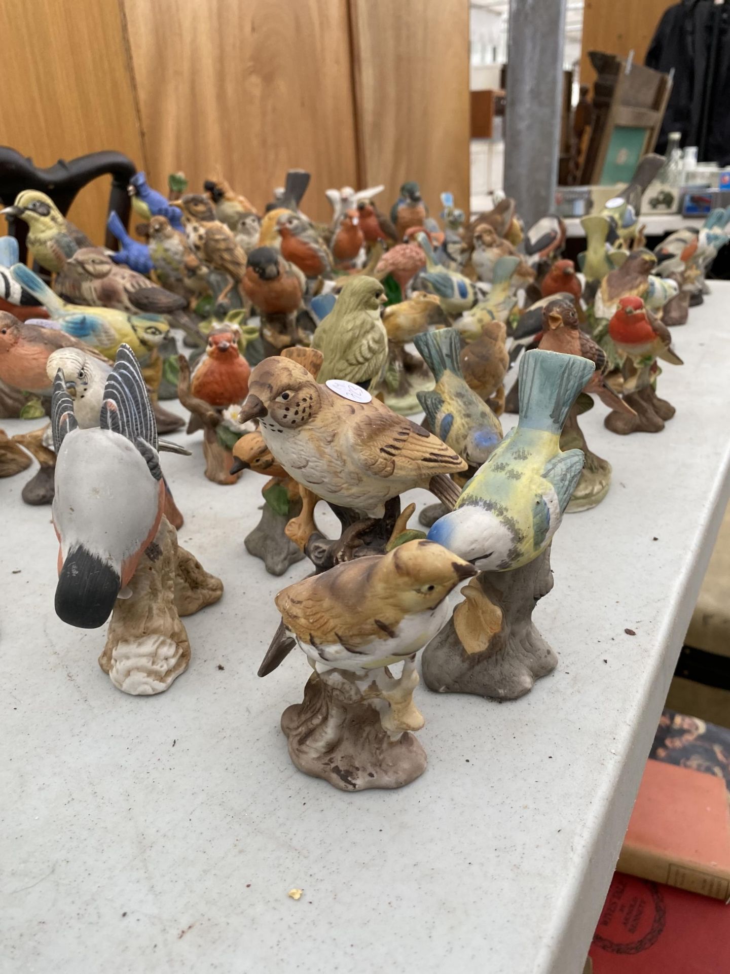 A LARGE ASSORTMENT OF CERAMIC BIRD FIGURES - Image 5 of 8