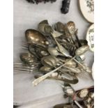 A MIXED LOT OF SILVER PLATED FLATWARE TO INCLUDE A VINTAGE OXO SPOON