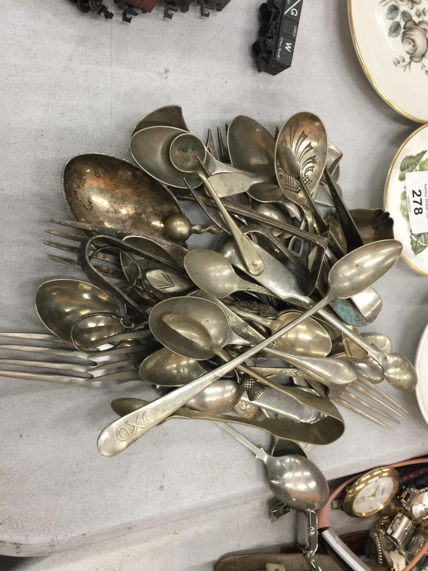 A MIXED LOT OF SILVER PLATED FLATWARE TO INCLUDE A VINTAGE OXO SPOON